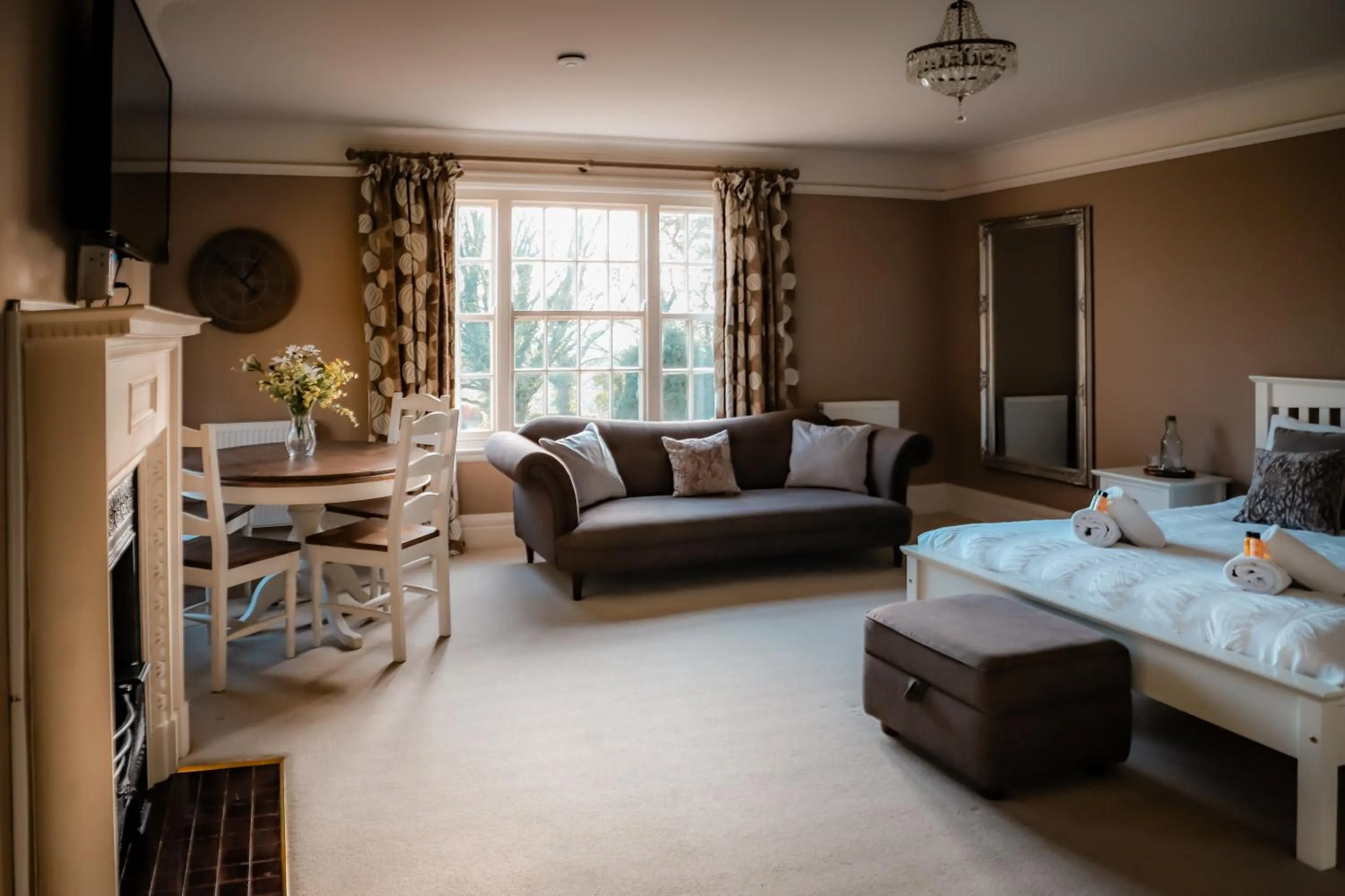 Photo of the whole room in Gallows Hill