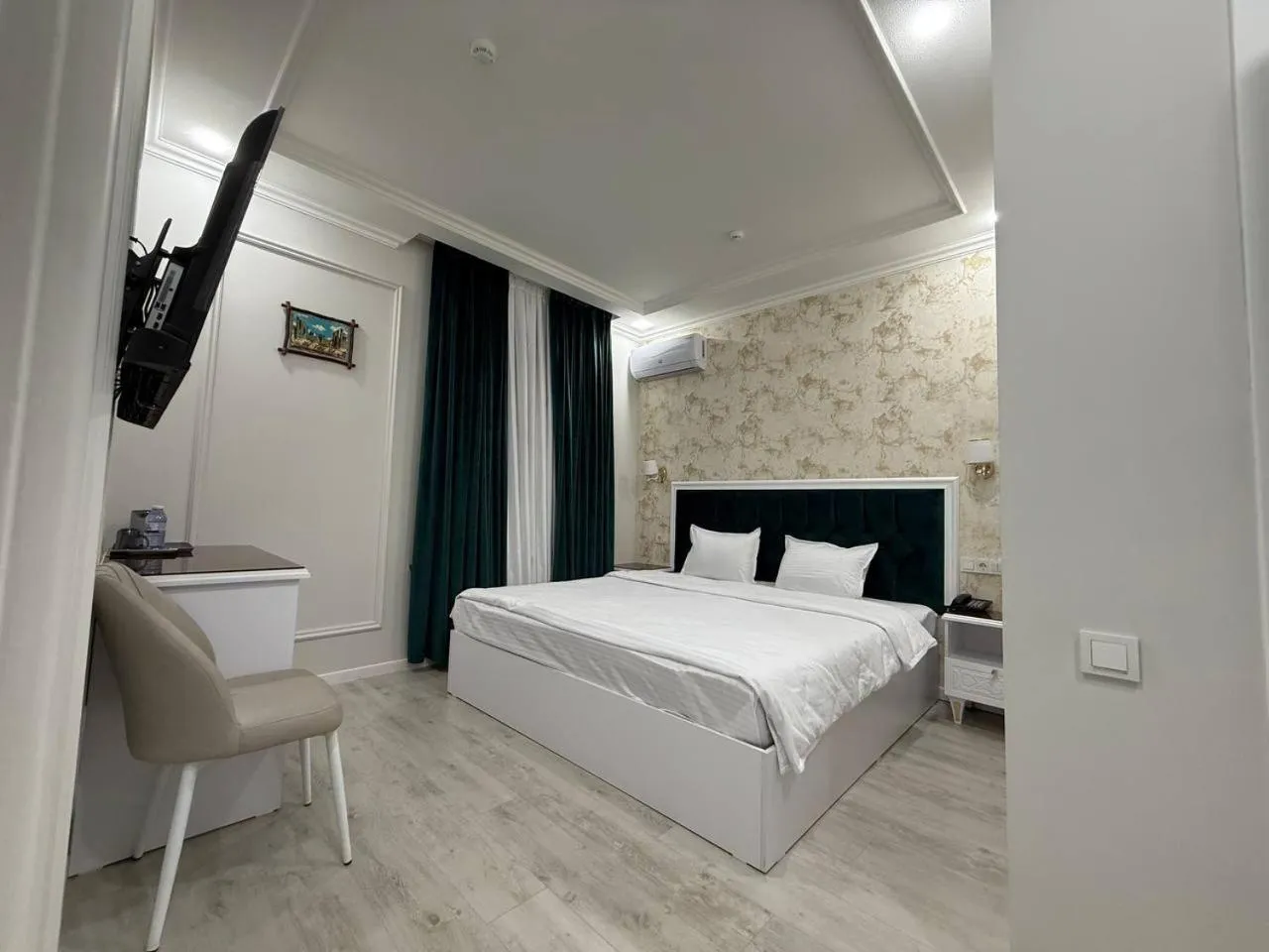 Bedroom, Bed in Beksaroy