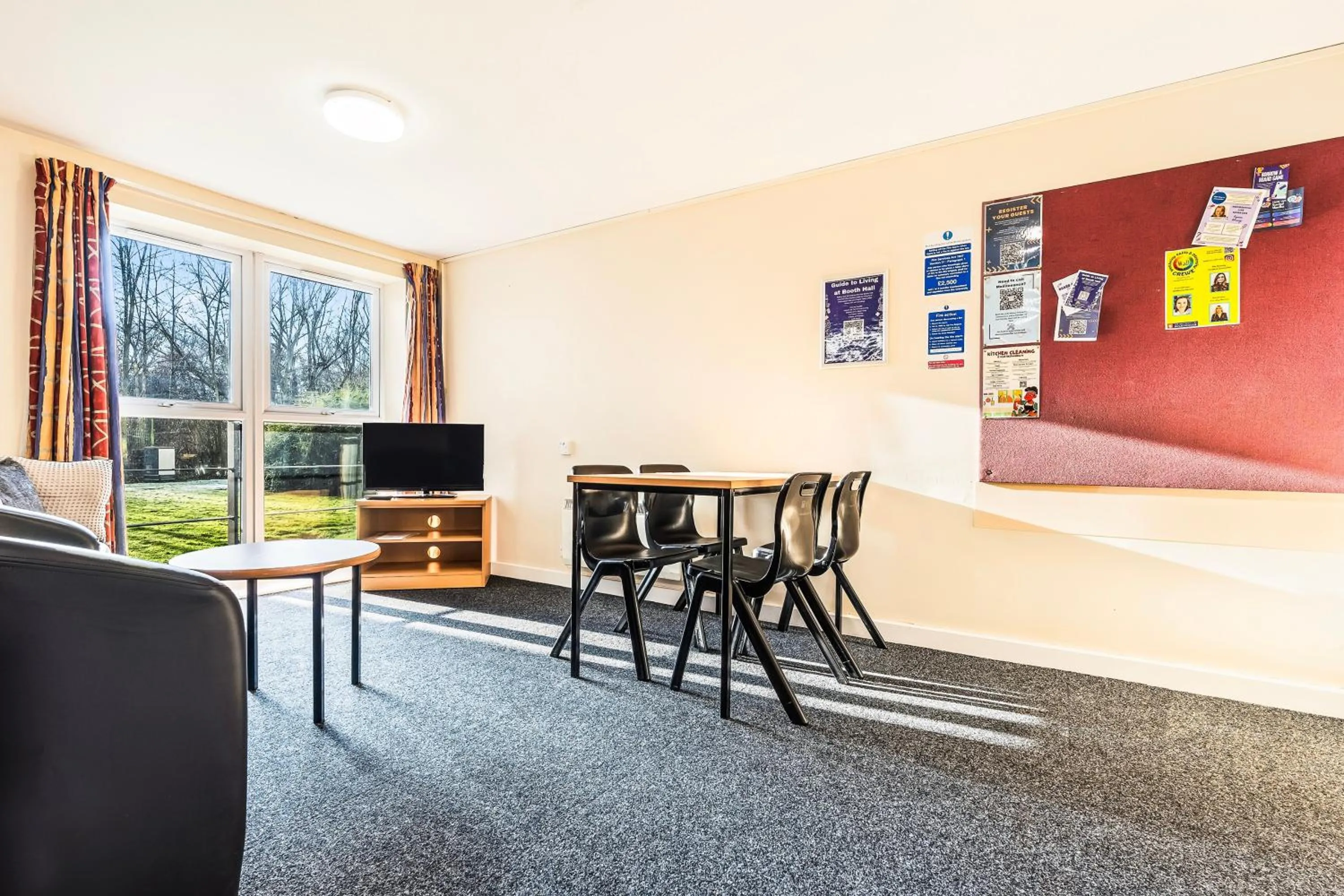 Lobby or reception in OYO Crewe City Centre