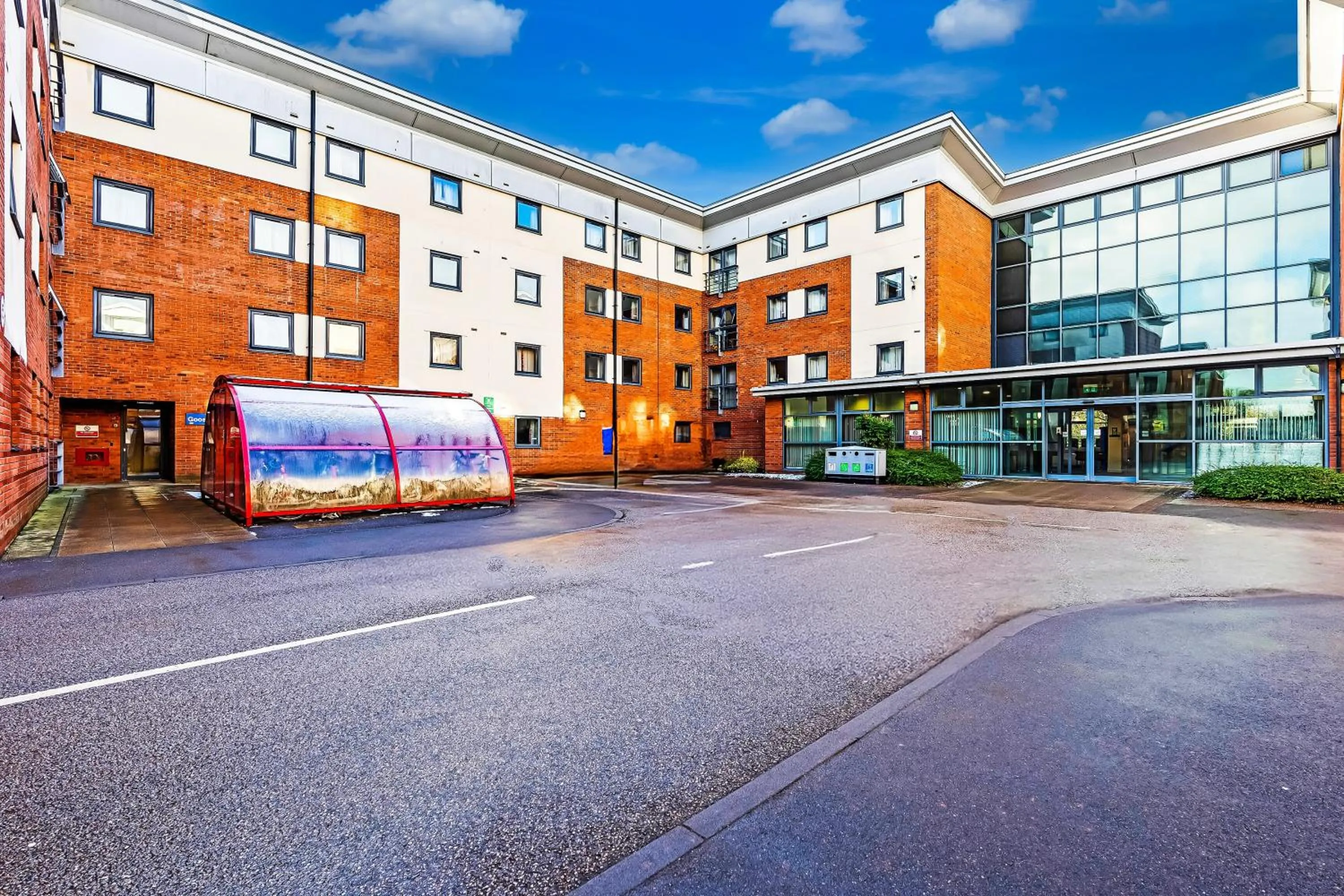 Facade/entrance in OYO Crewe City Centre