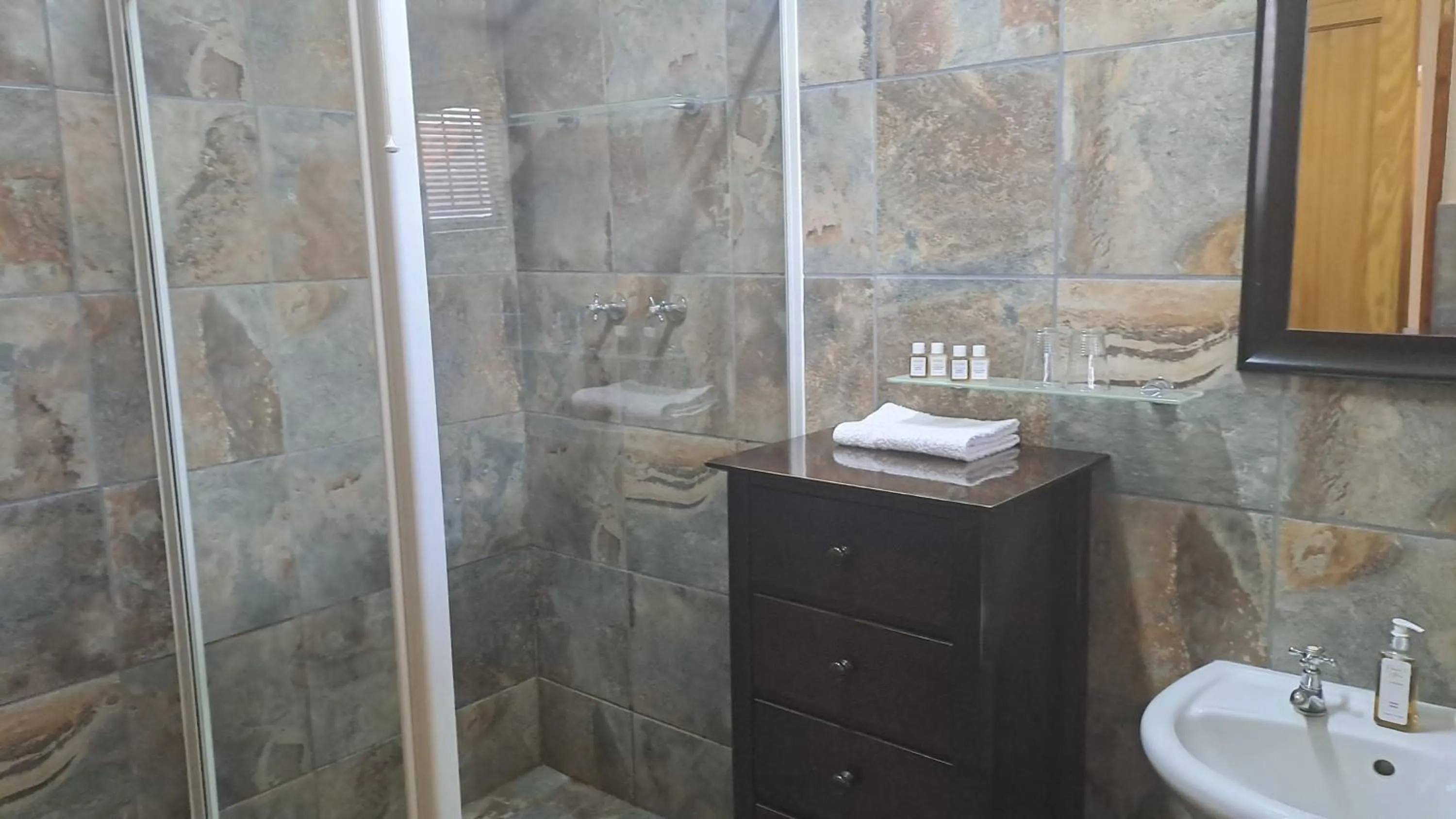 Shower in African Dawn B&B