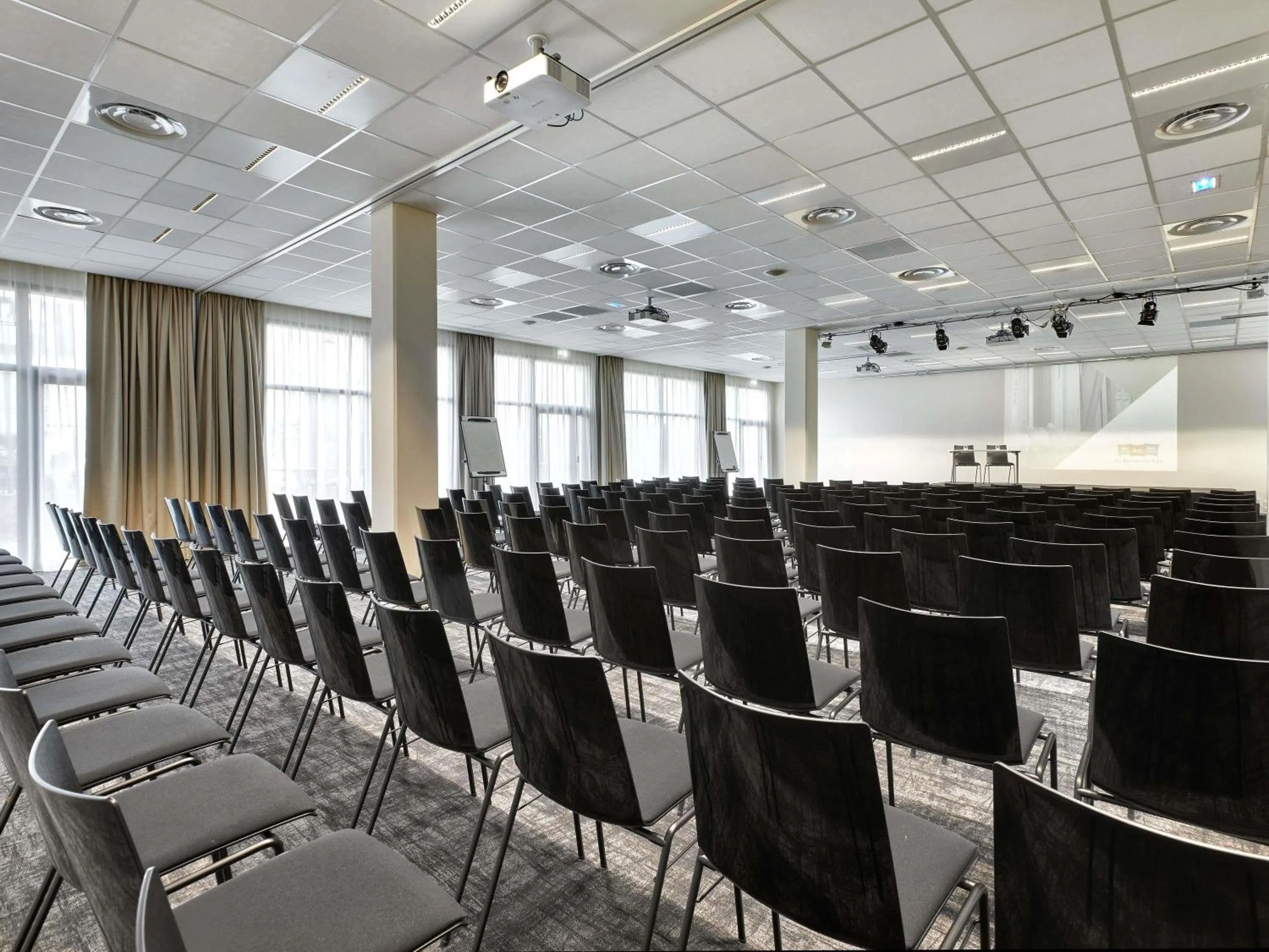 Meeting/conference room in ibis Styles La Roche-sur-Yon