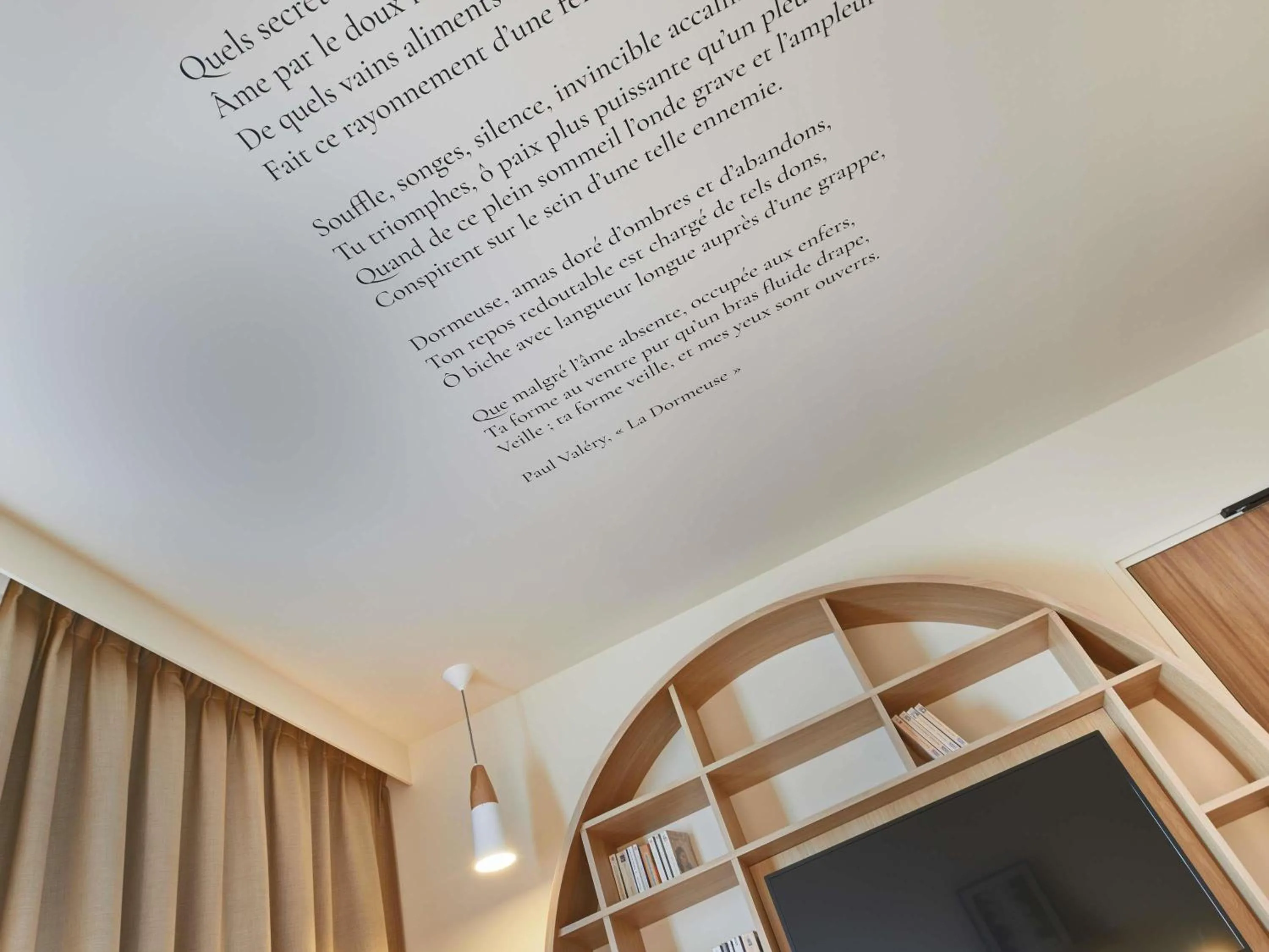 Bedroom in ibis Styles La Roche-sur-Yon