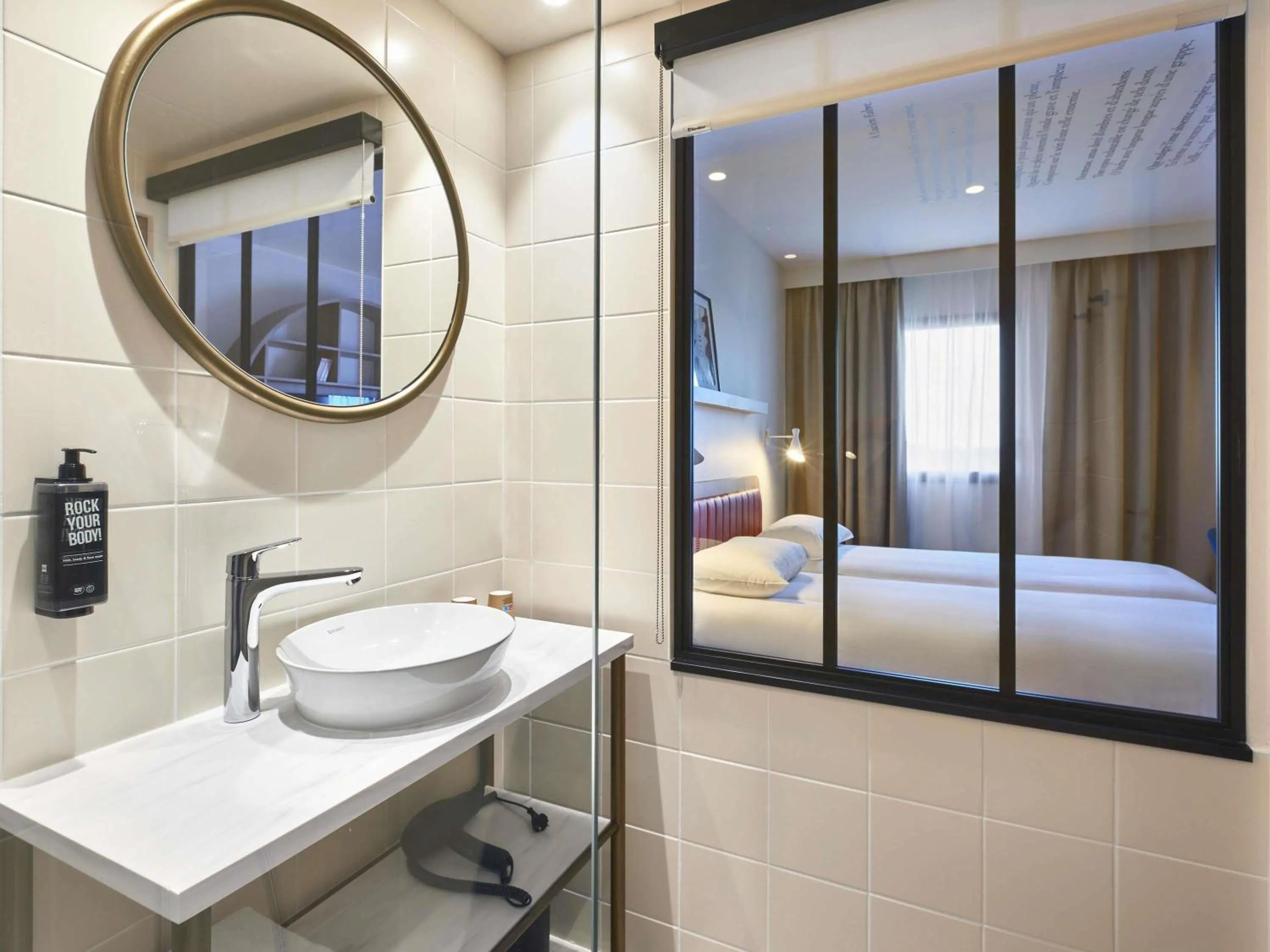 Bedroom, Bed in ibis Styles La Roche-sur-Yon