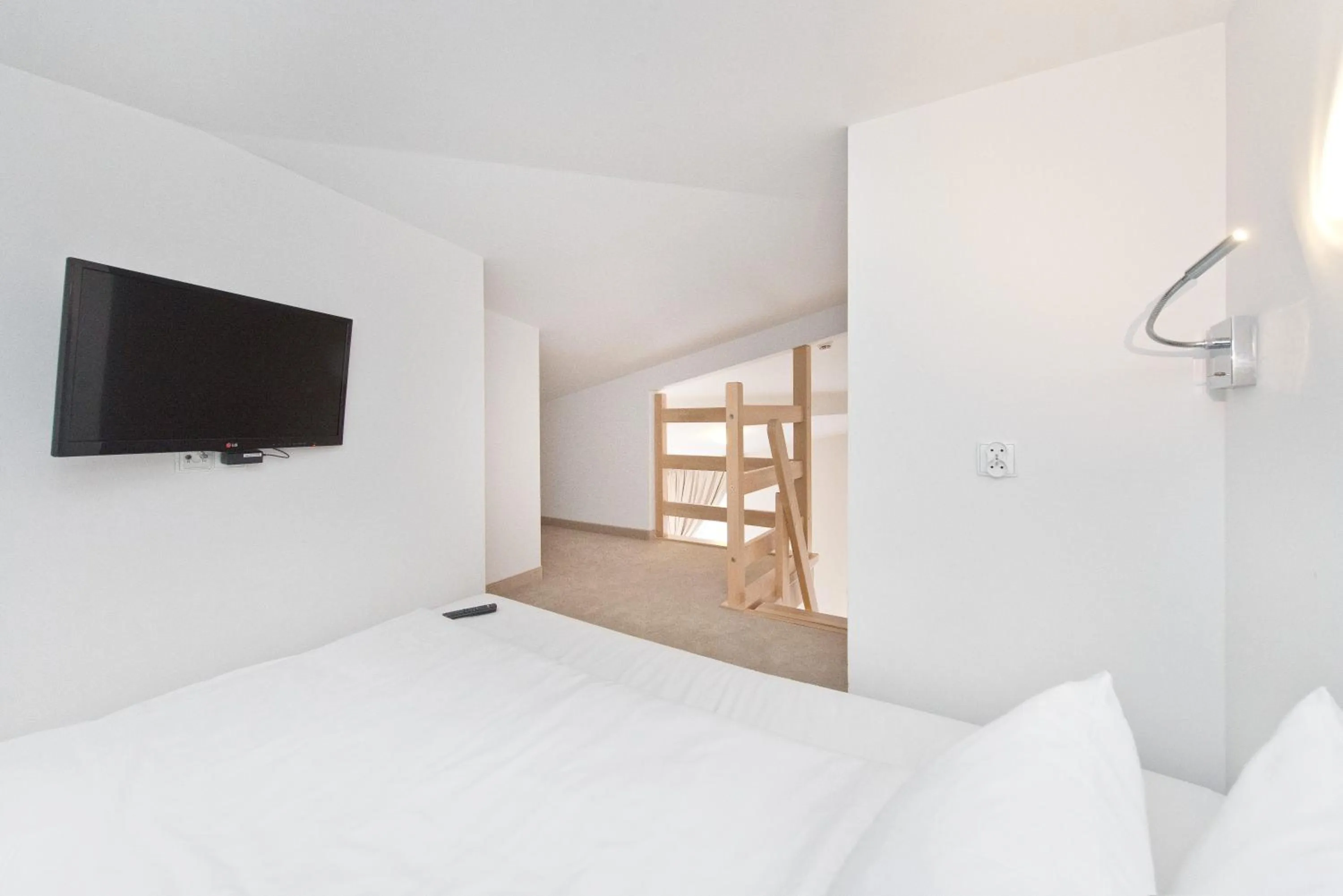 Photo of the whole room, Bed in Villa 21 by Victus