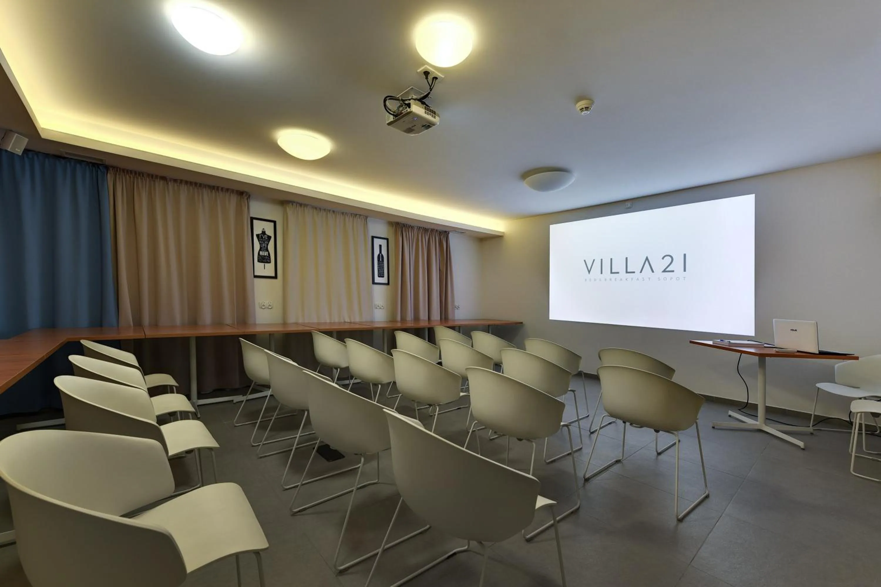 Meeting/conference room in Villa 21 by Victus
