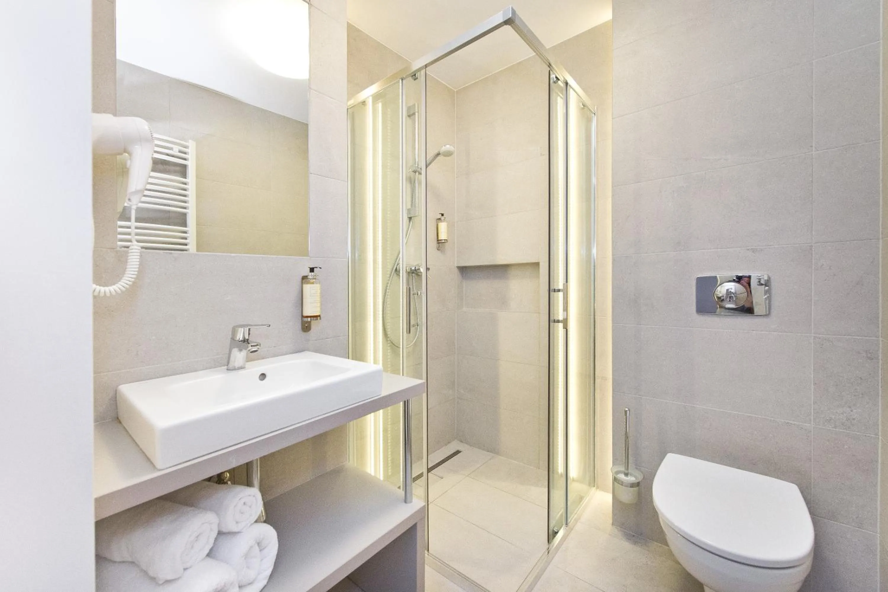 Bathroom in Villa 21 by Victus