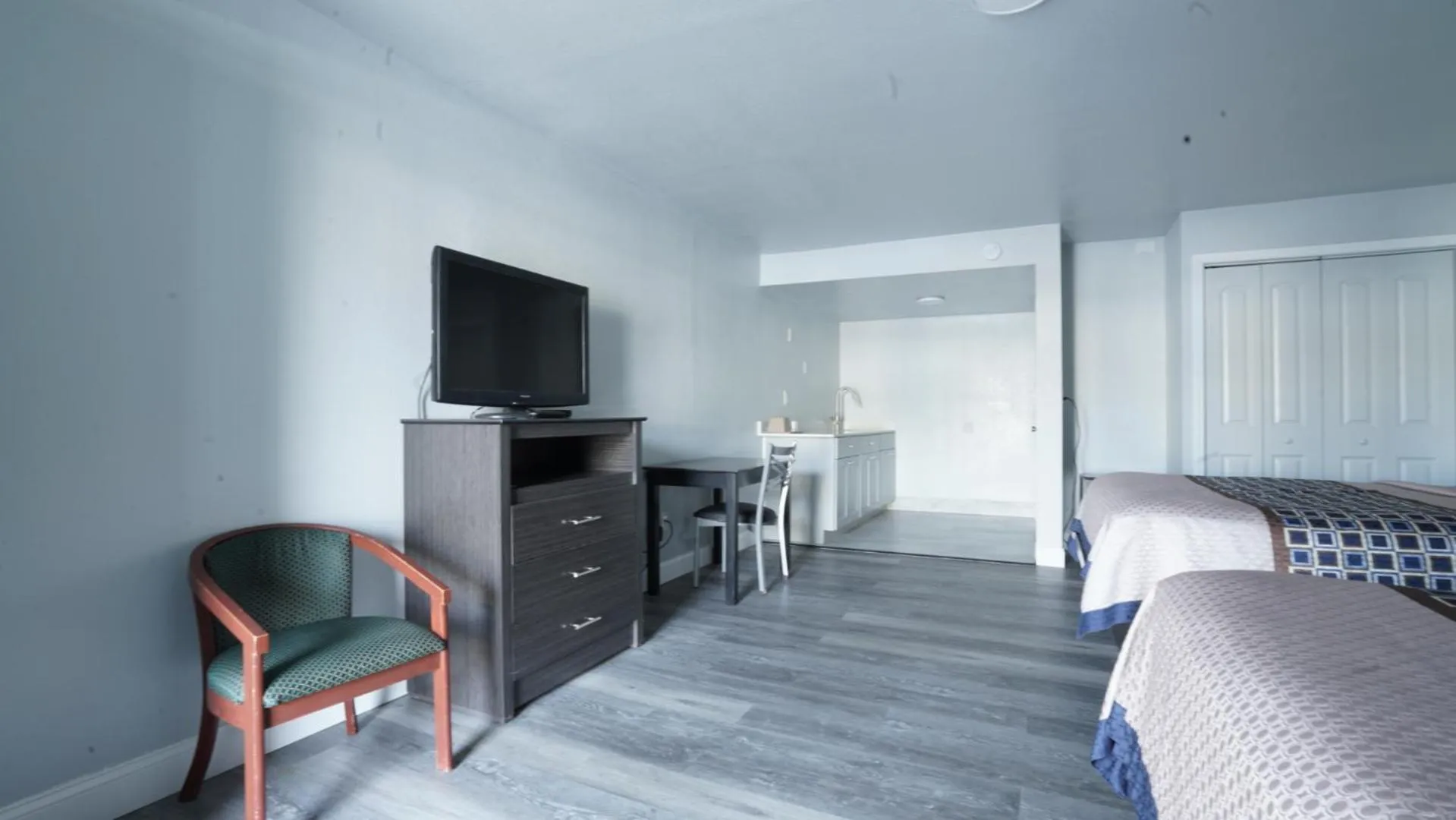 Bed in Ocean Breeze Inn