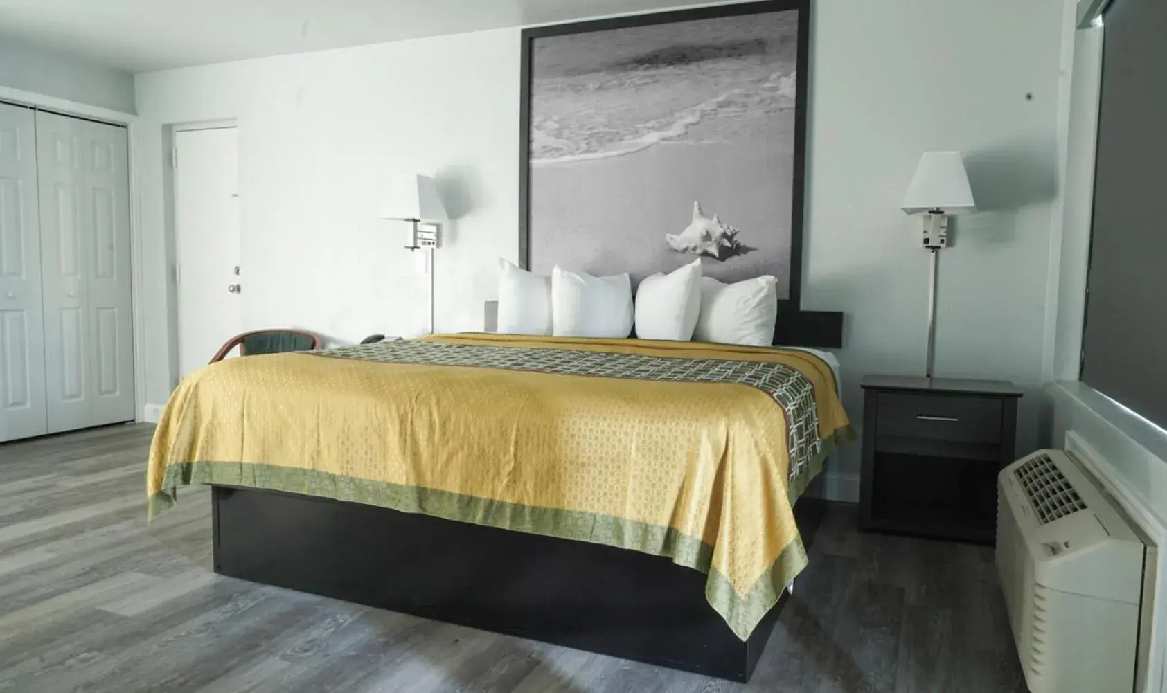 Bed in Ocean Breeze Inn Bed in Ocean Breeze Inn