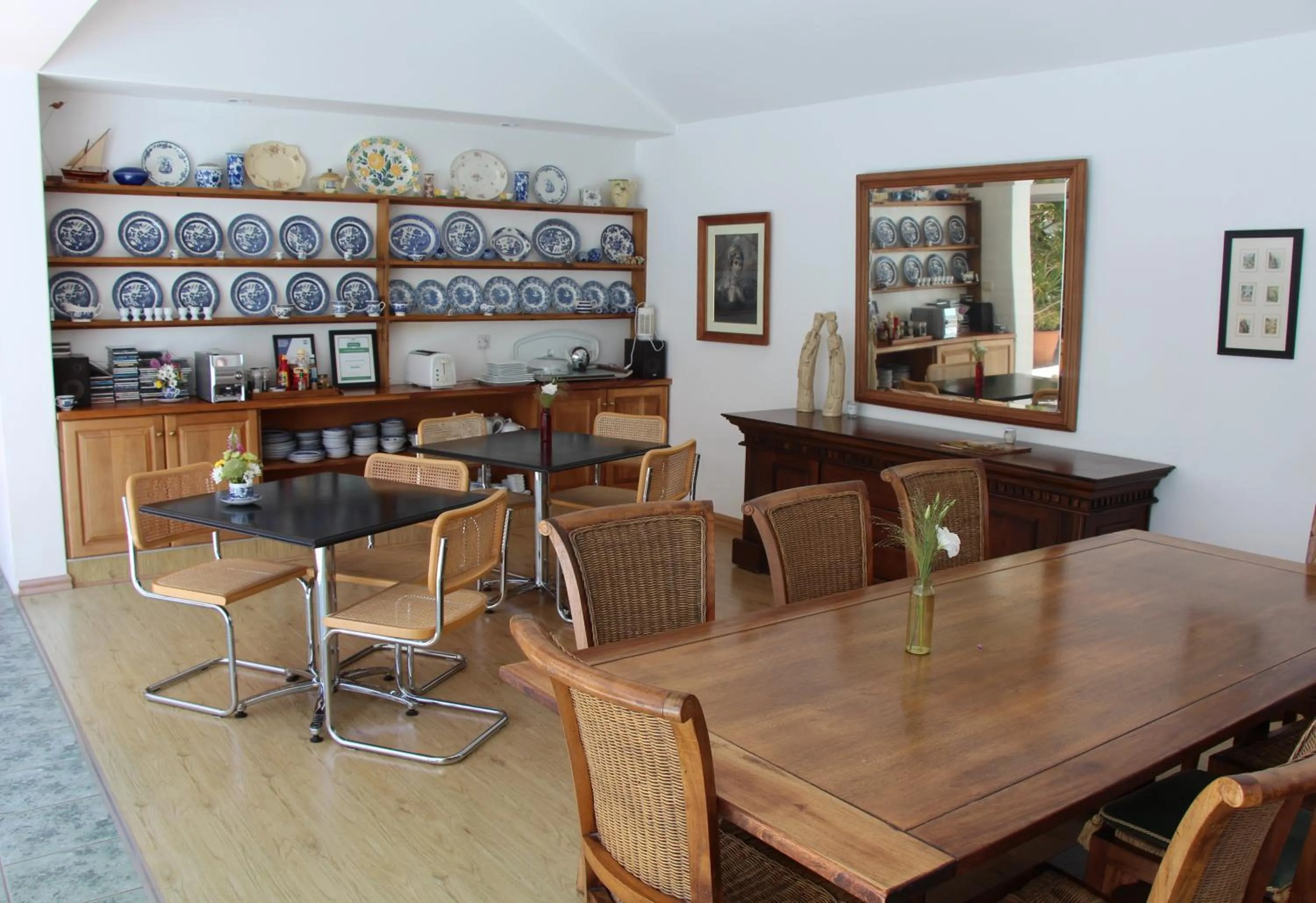 Dining area in Admiralty Bed & Breakfast