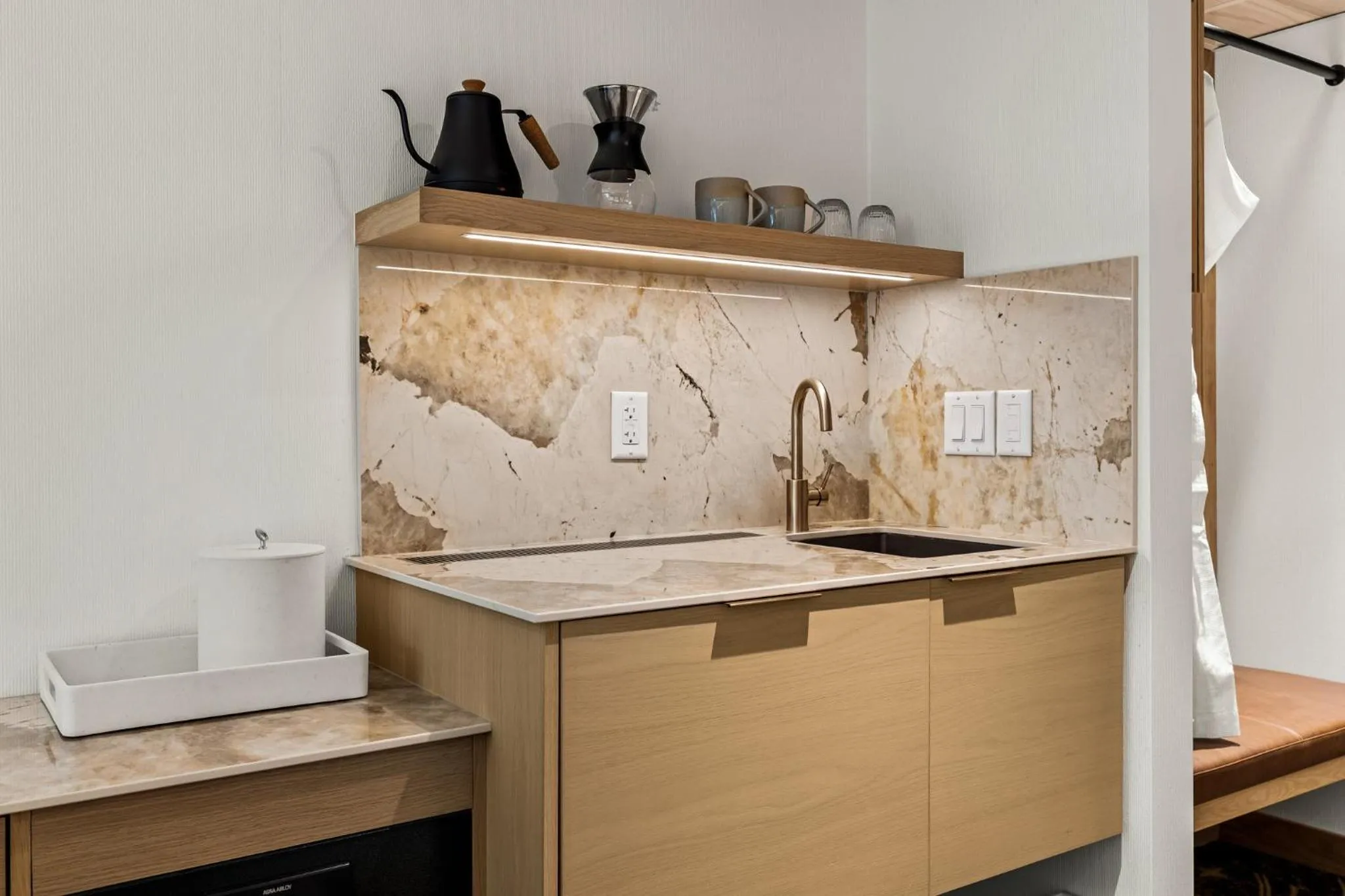 Coffee/tea facilities in Otter Hotel