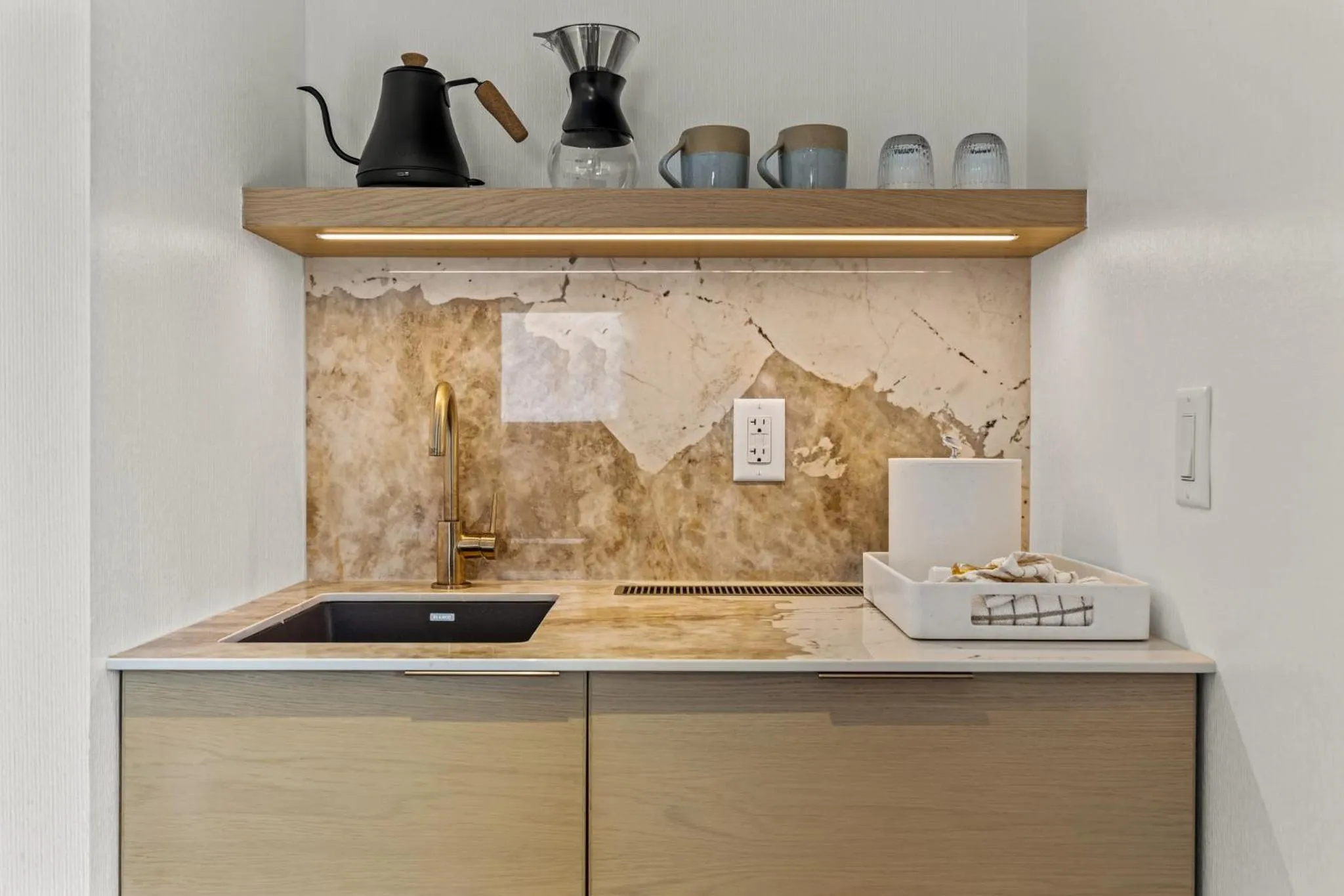 Coffee/tea facilities in Otter Hotel