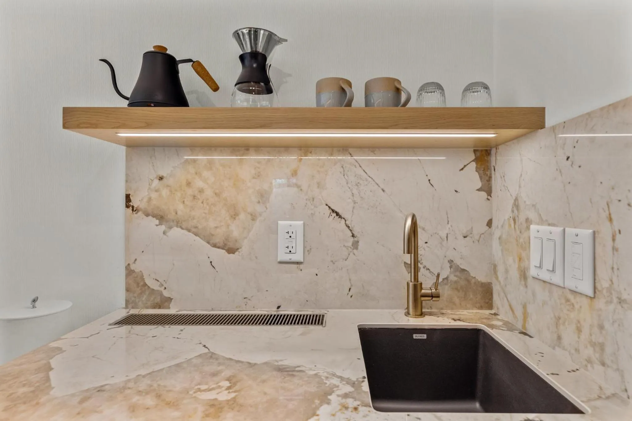 Coffee/tea facilities in Otter Hotel