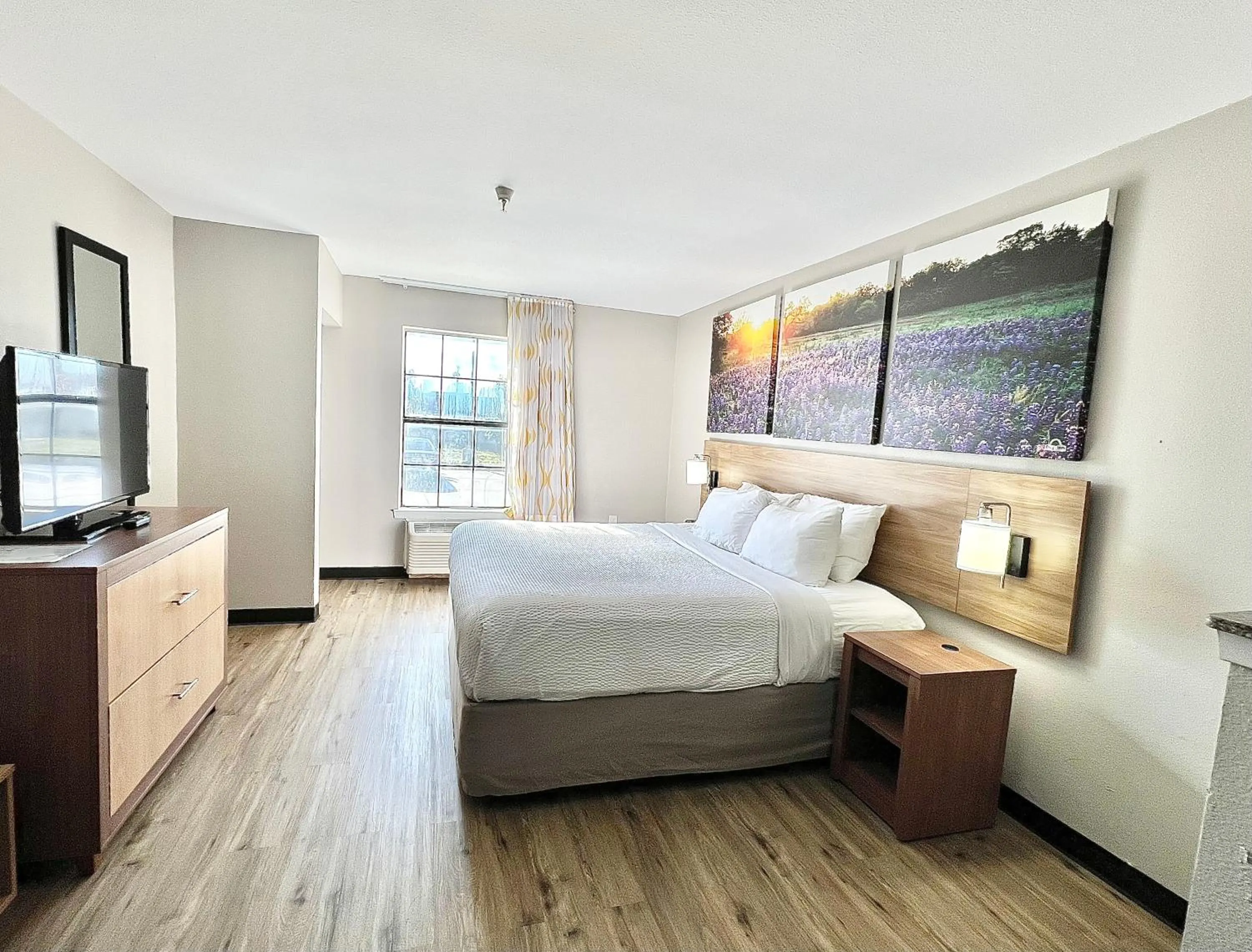 Bedroom, Bed in Days Inn by Wyndham Dallas Plano