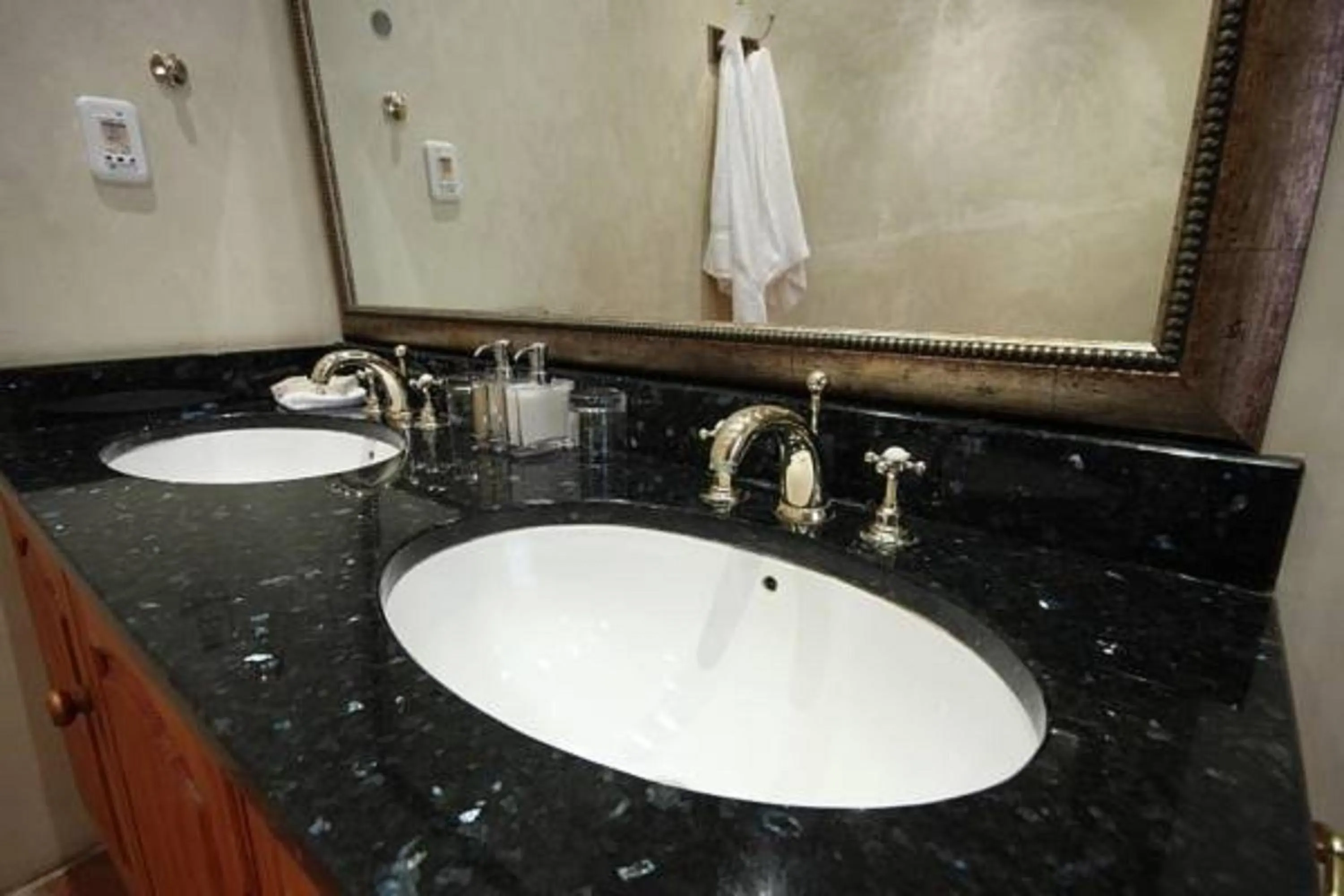 Bathroom in Dundi Lodge