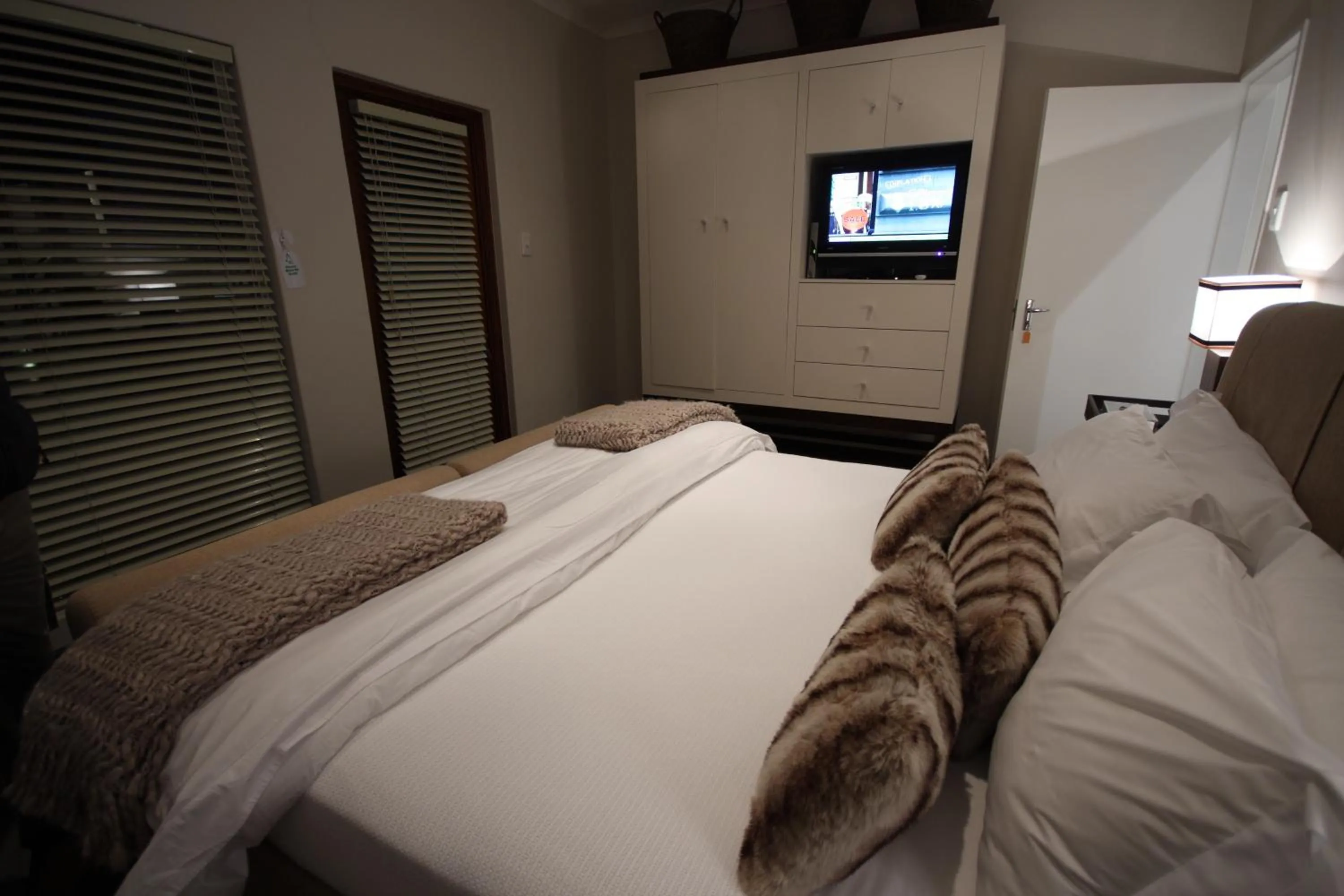 Bedroom, Bed in Dundi Lodge