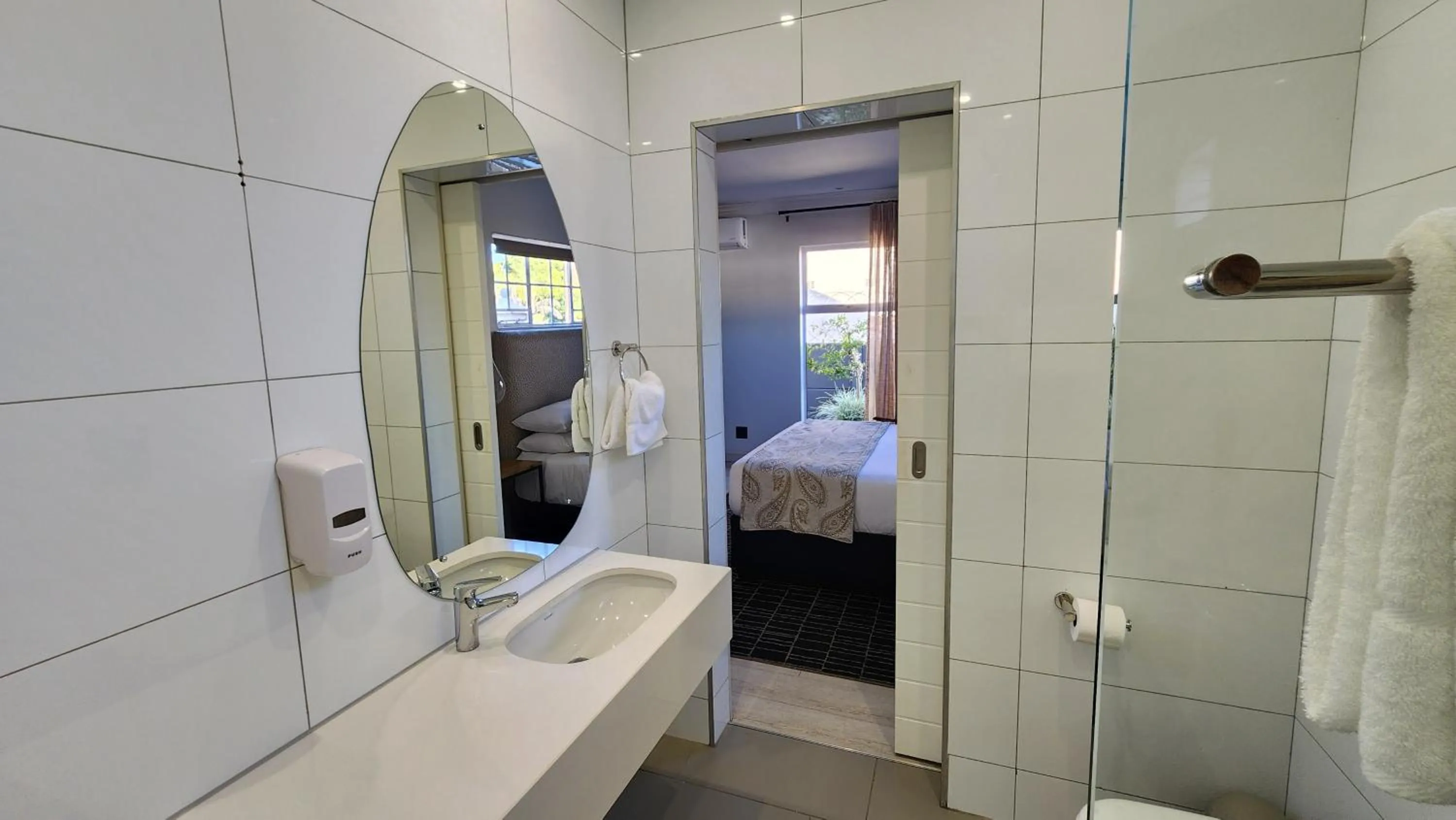 Shower, Bed in Shonalanga Lodge