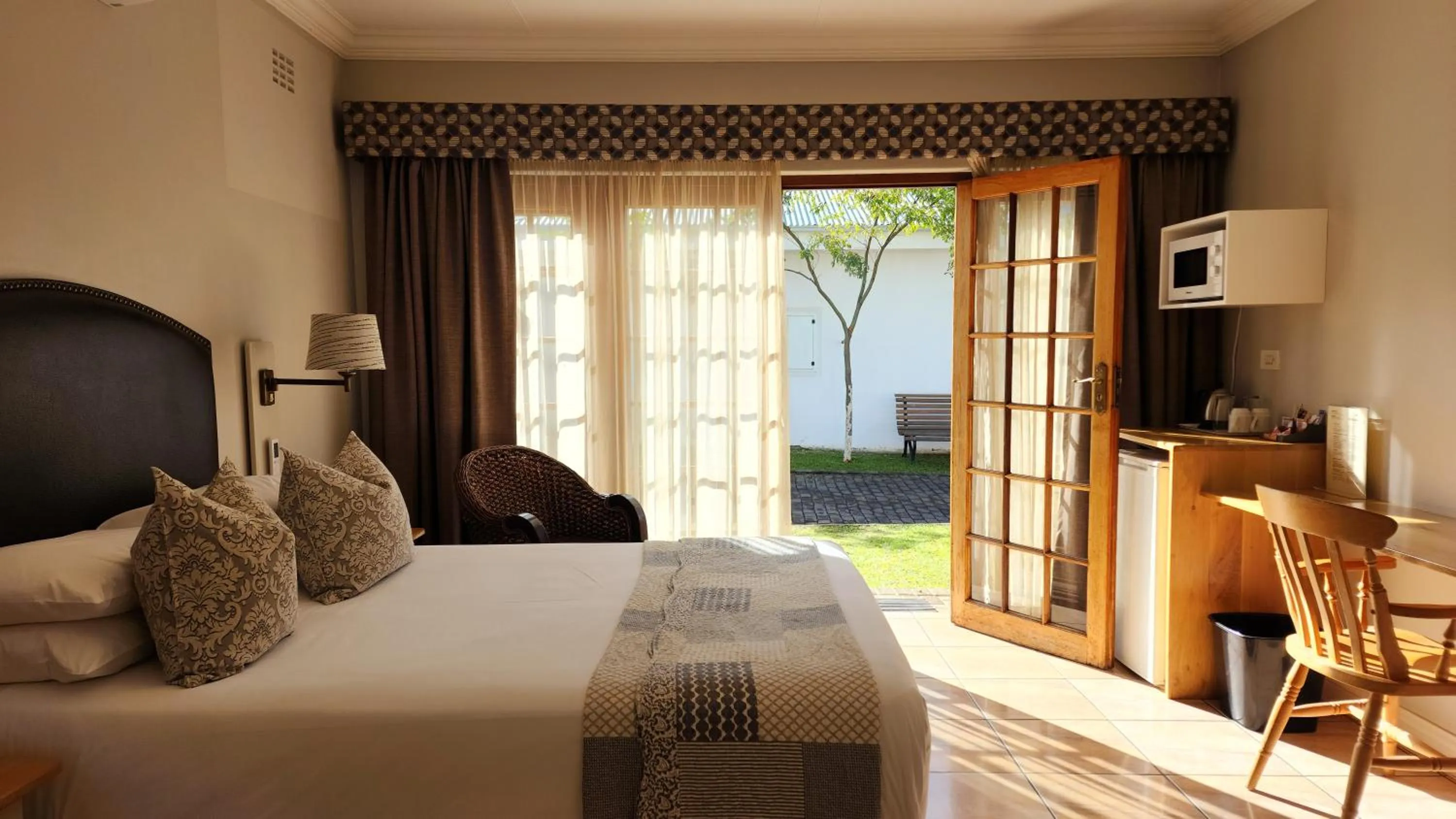 Kitchen or kitchenette, Bed in Shonalanga Lodge