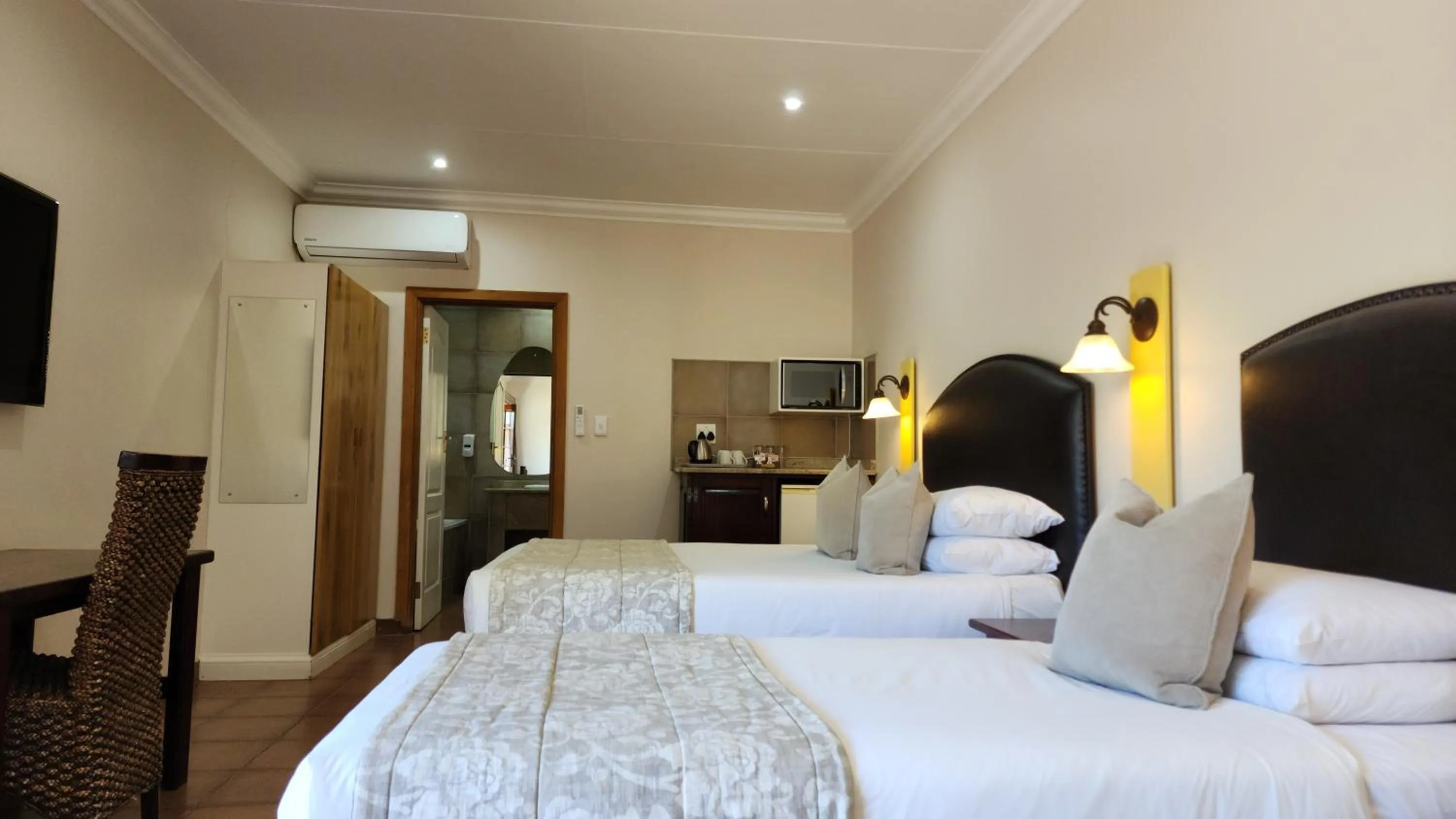 Kitchen or kitchenette, Bed in Shonalanga Lodge