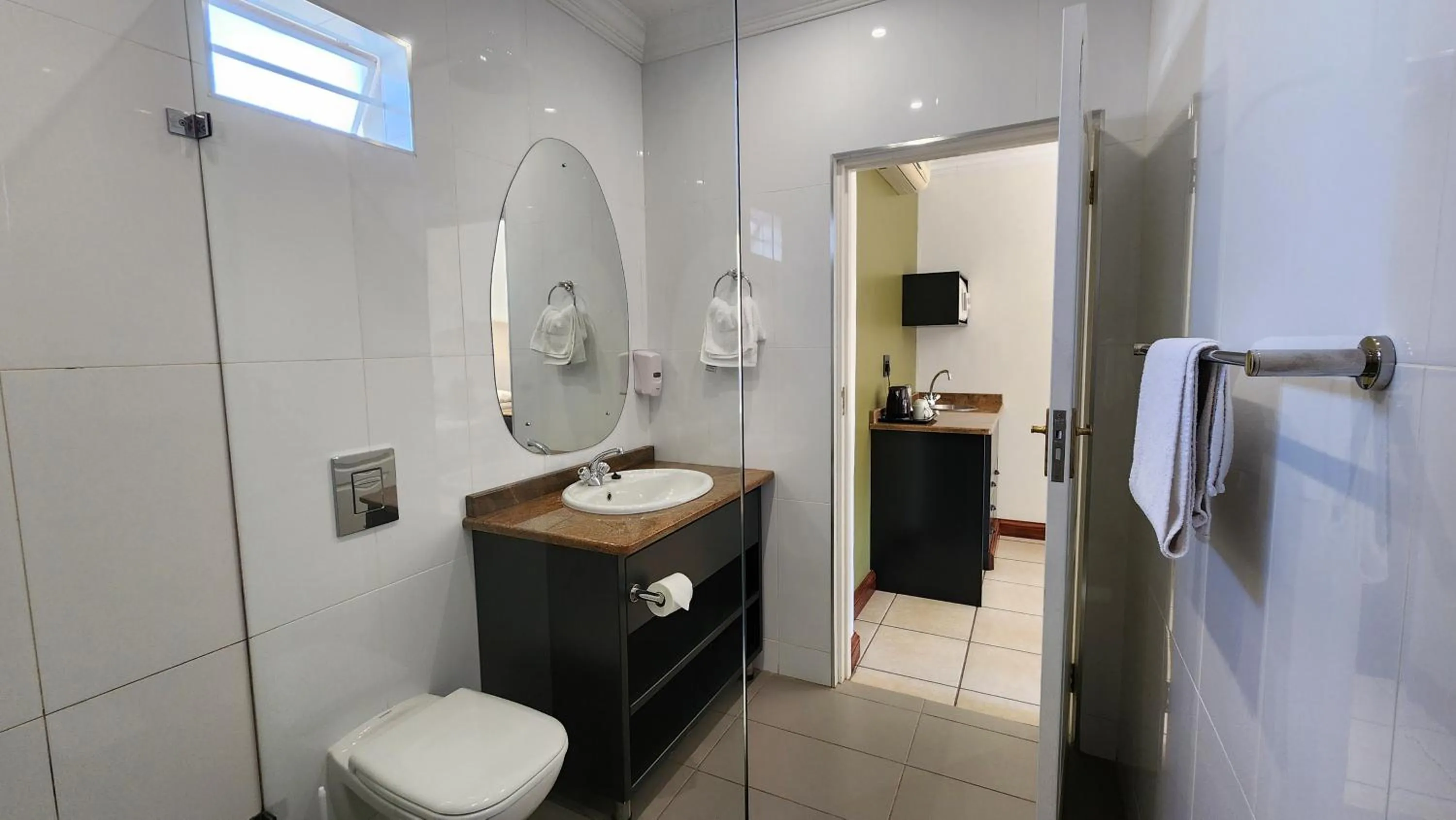 Shower in Shonalanga Lodge