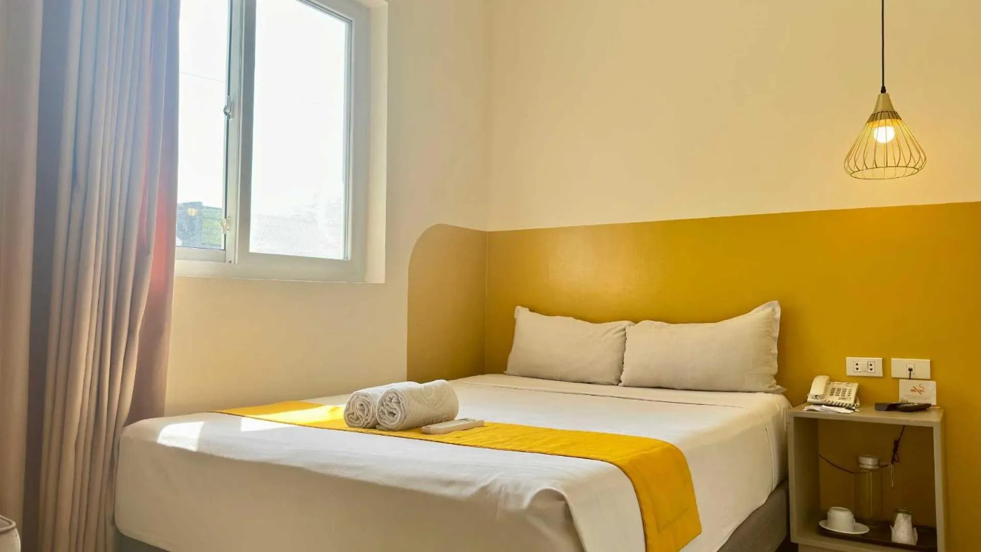 Bed in Travelbee Capitol Inn