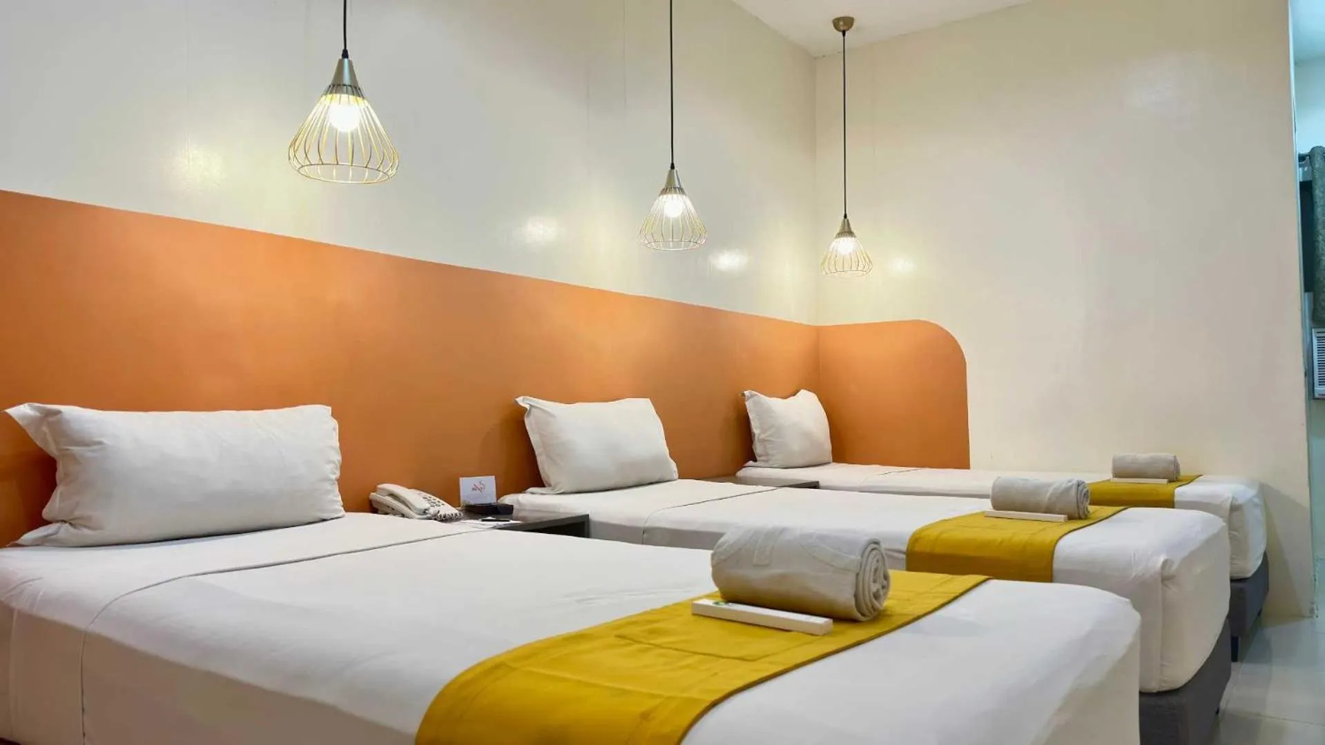 Bed in Travelbee Capitol Inn