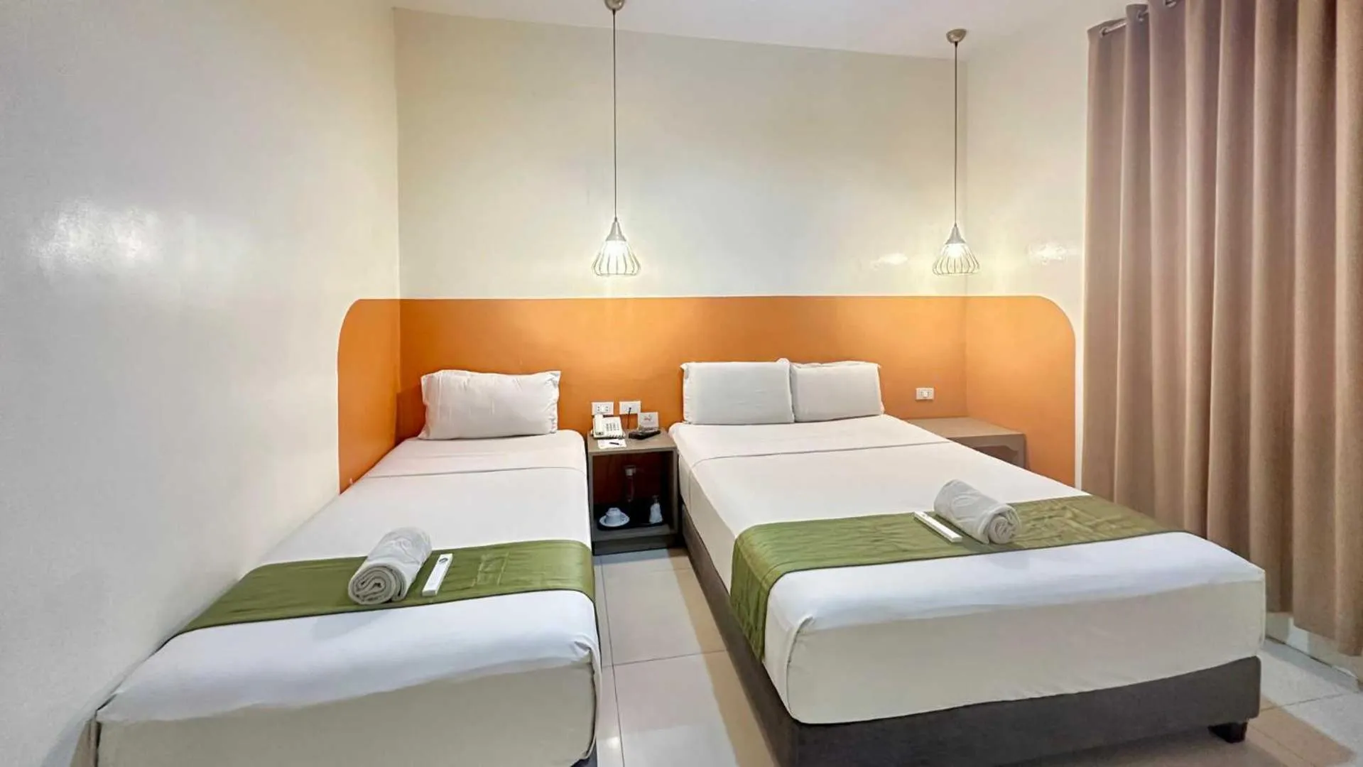 Bed in Travelbee Capitol Inn