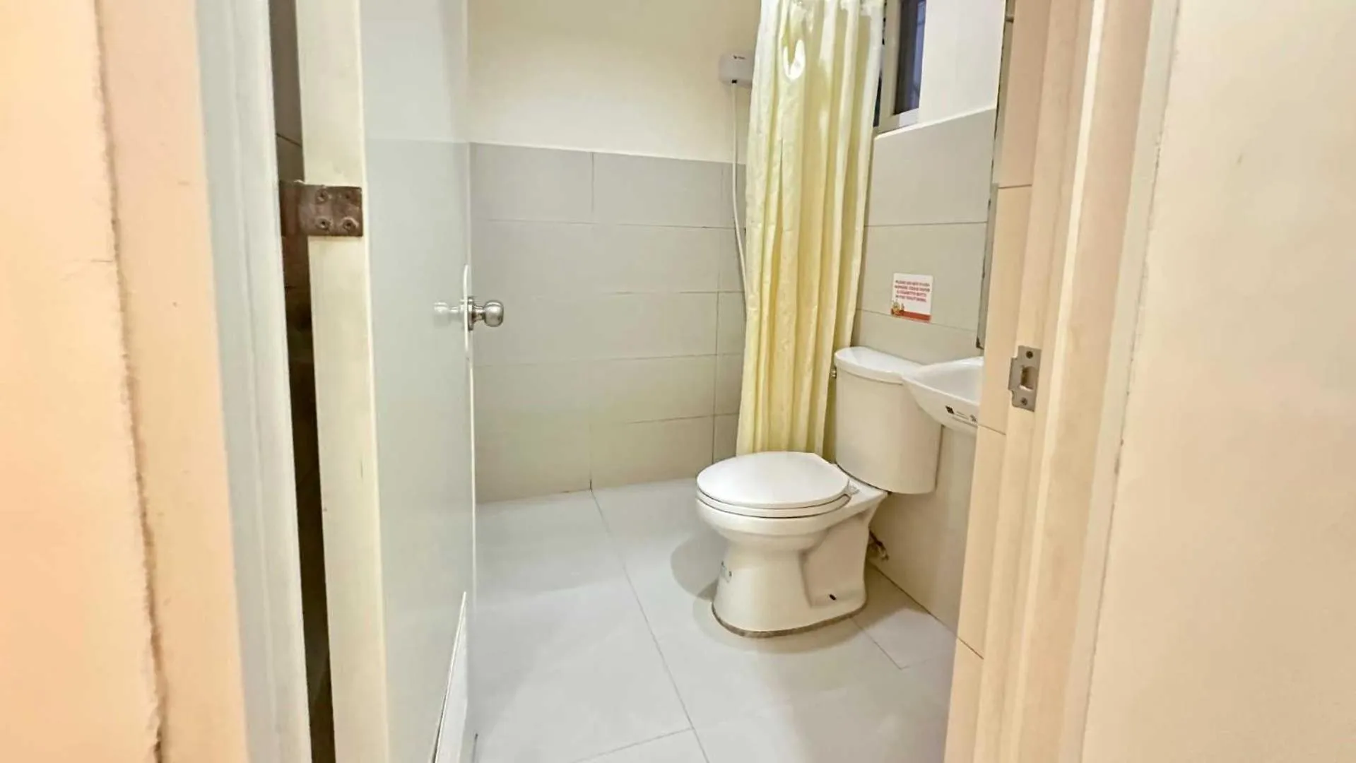 Bathroom in Travelbee Capitol Inn