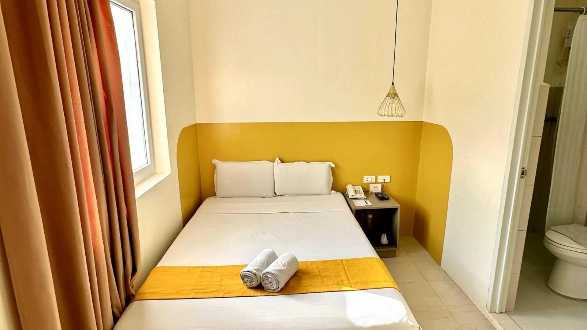 Toilet in Travelbee Capitol Inn