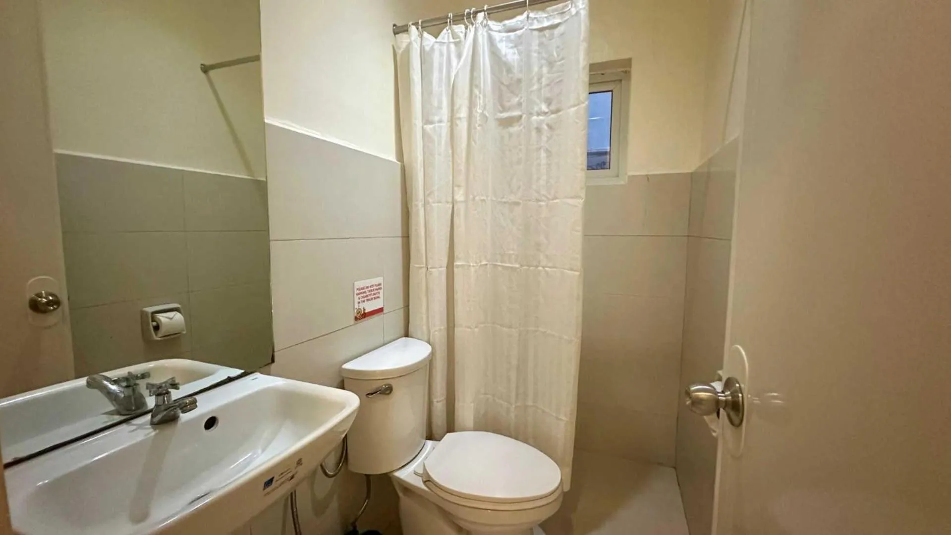 Shower in Travelbee Capitol Inn