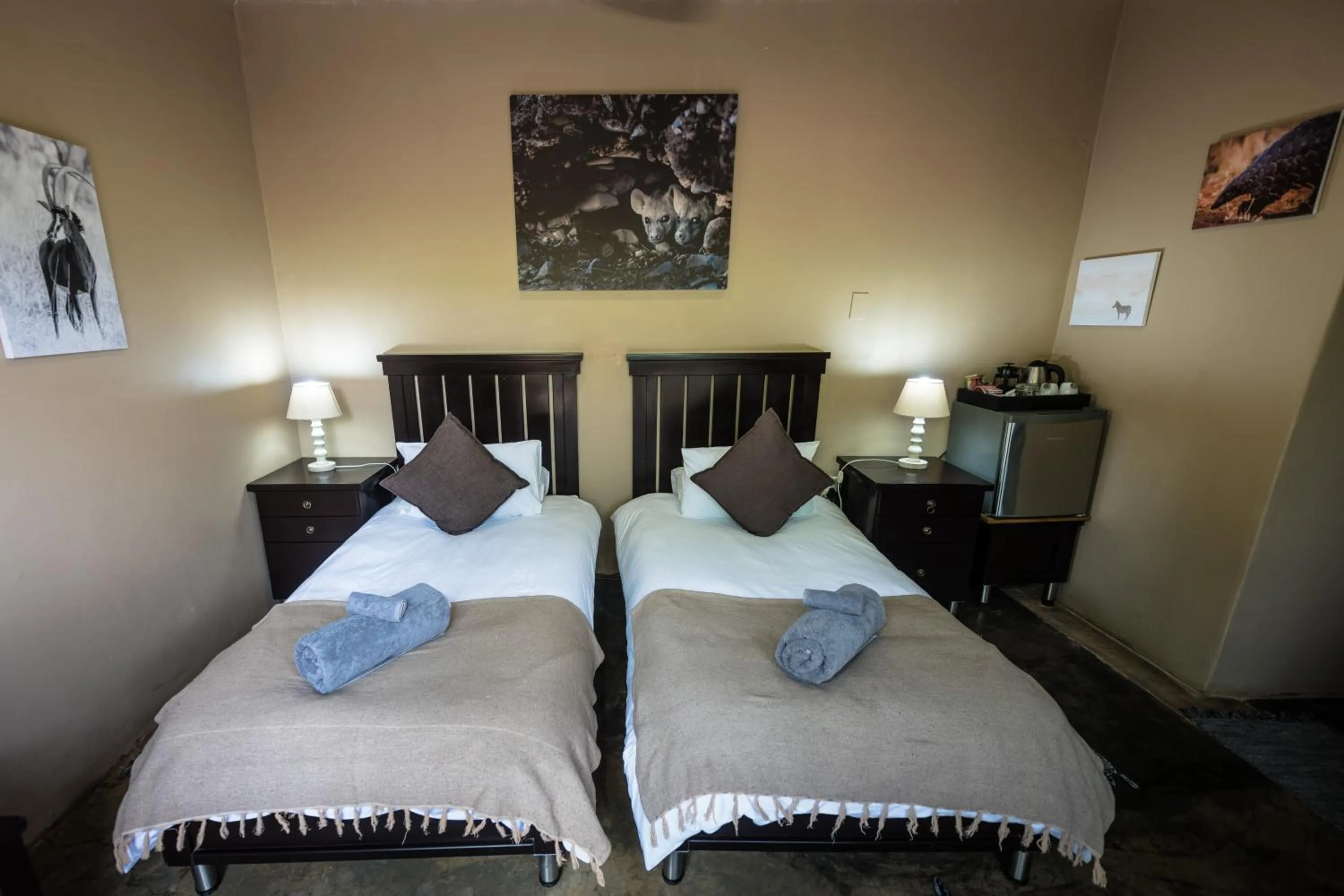Property building, Bed in Maninghi Lodge