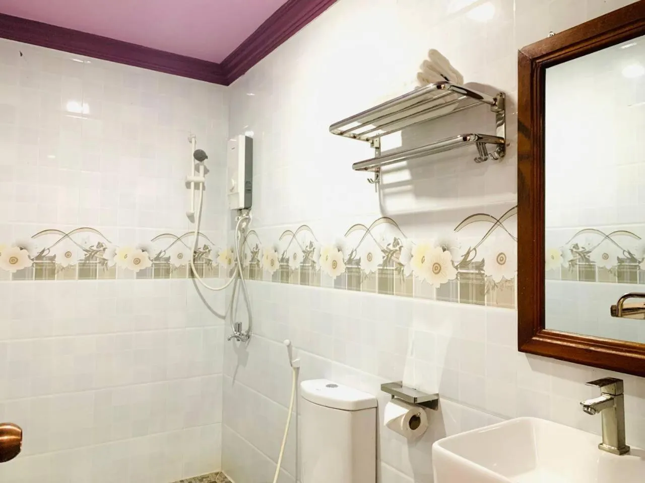 Shower in The Cozy Corner-Budget Hotel