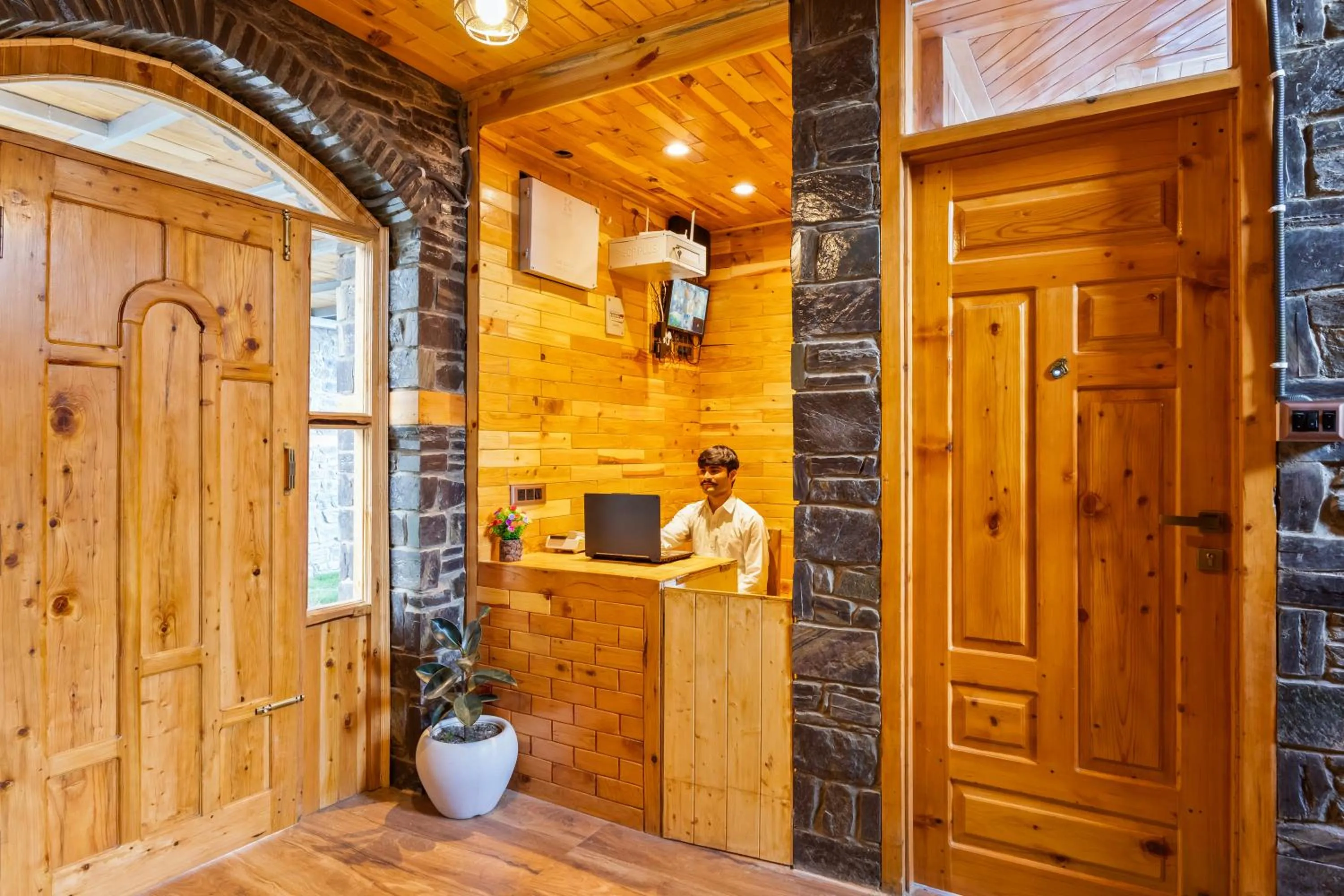 Lobby or reception in Kathkuni by Jomotel - A Pure Veg Boutique Stay