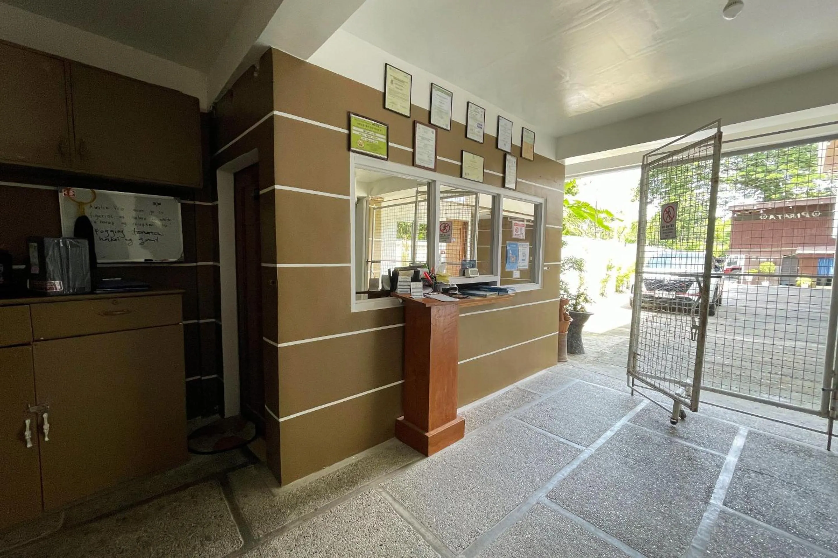 Facade/entrance in Captains Suites Albay