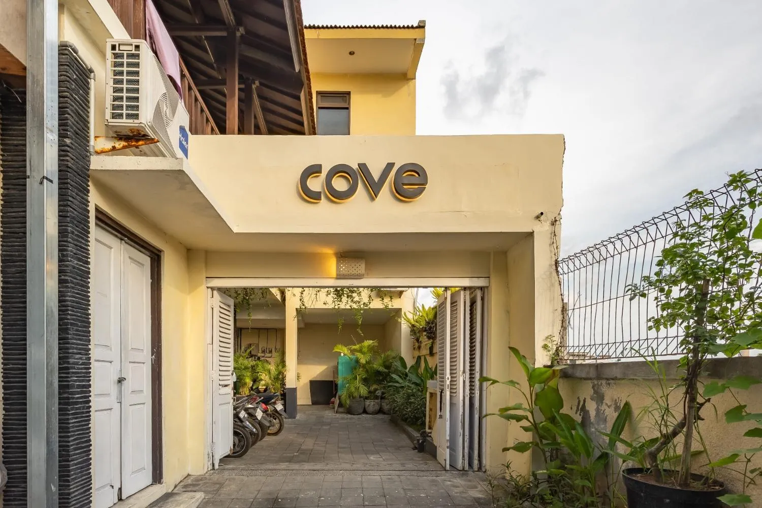 Property building in Cove Kavana