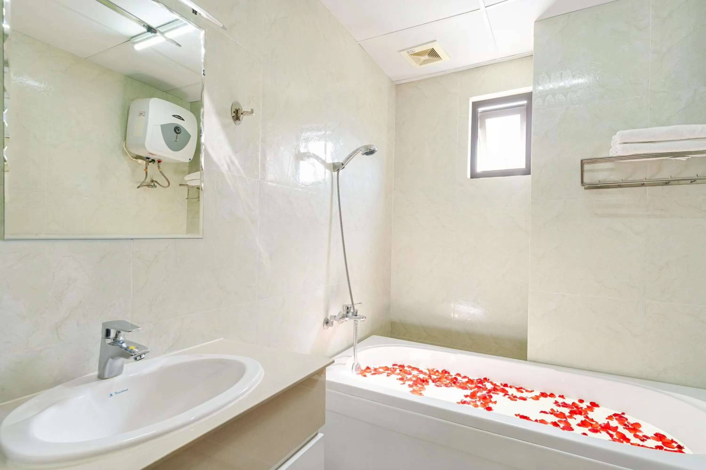 Shower in ELC Luxury Da Lat Hotel & Apartment