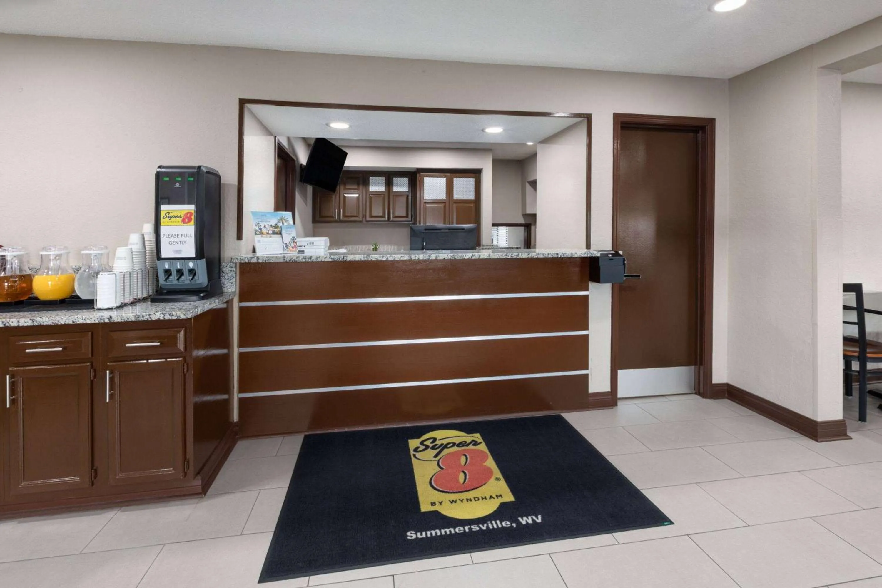 Lobby or reception in Super 8 by Wyndham Summersville - New River National Park