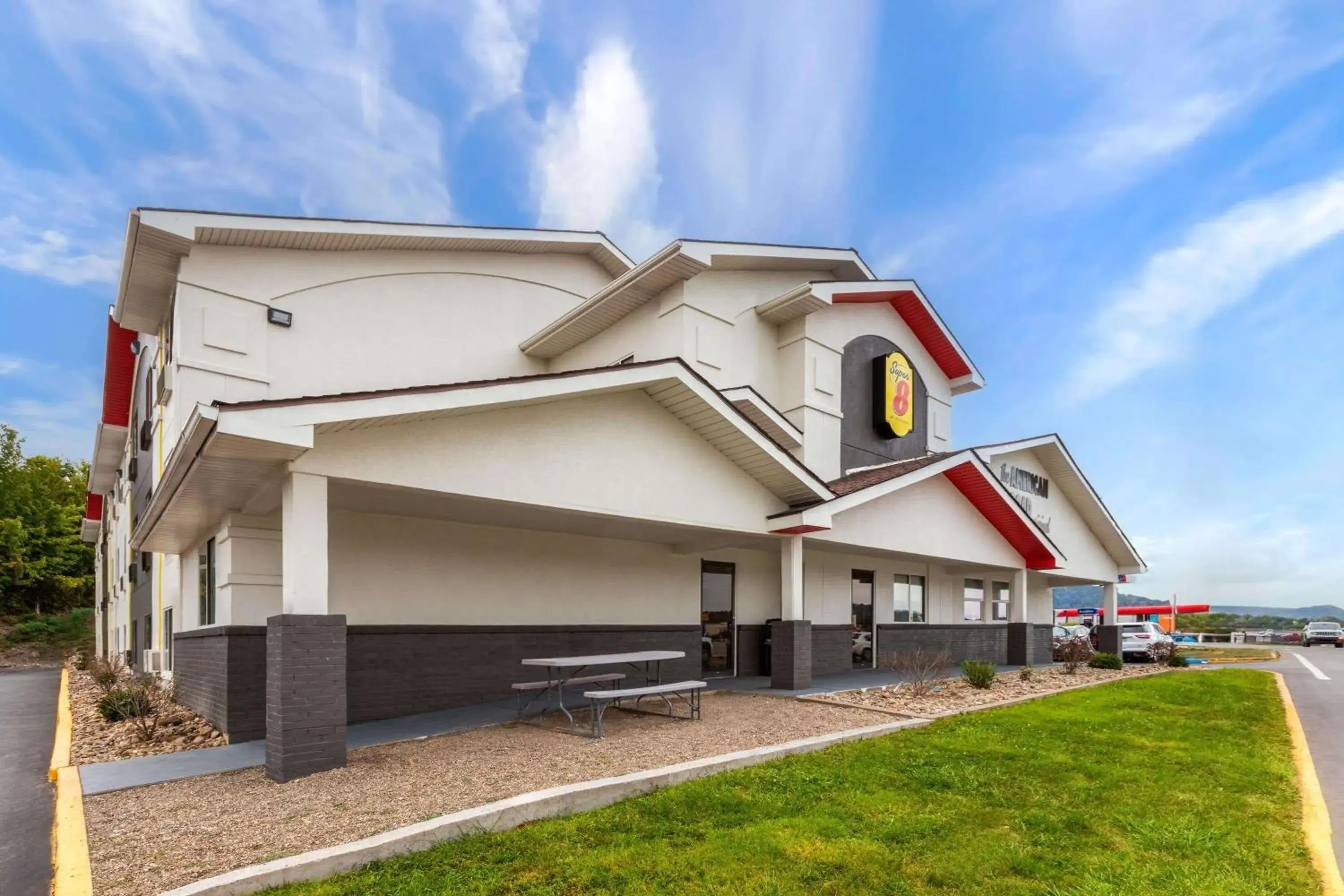 Property building in Super 8 by Wyndham Summersville - New River National Park Property building in Super 8 by Wyndham Summersville - New River National Park