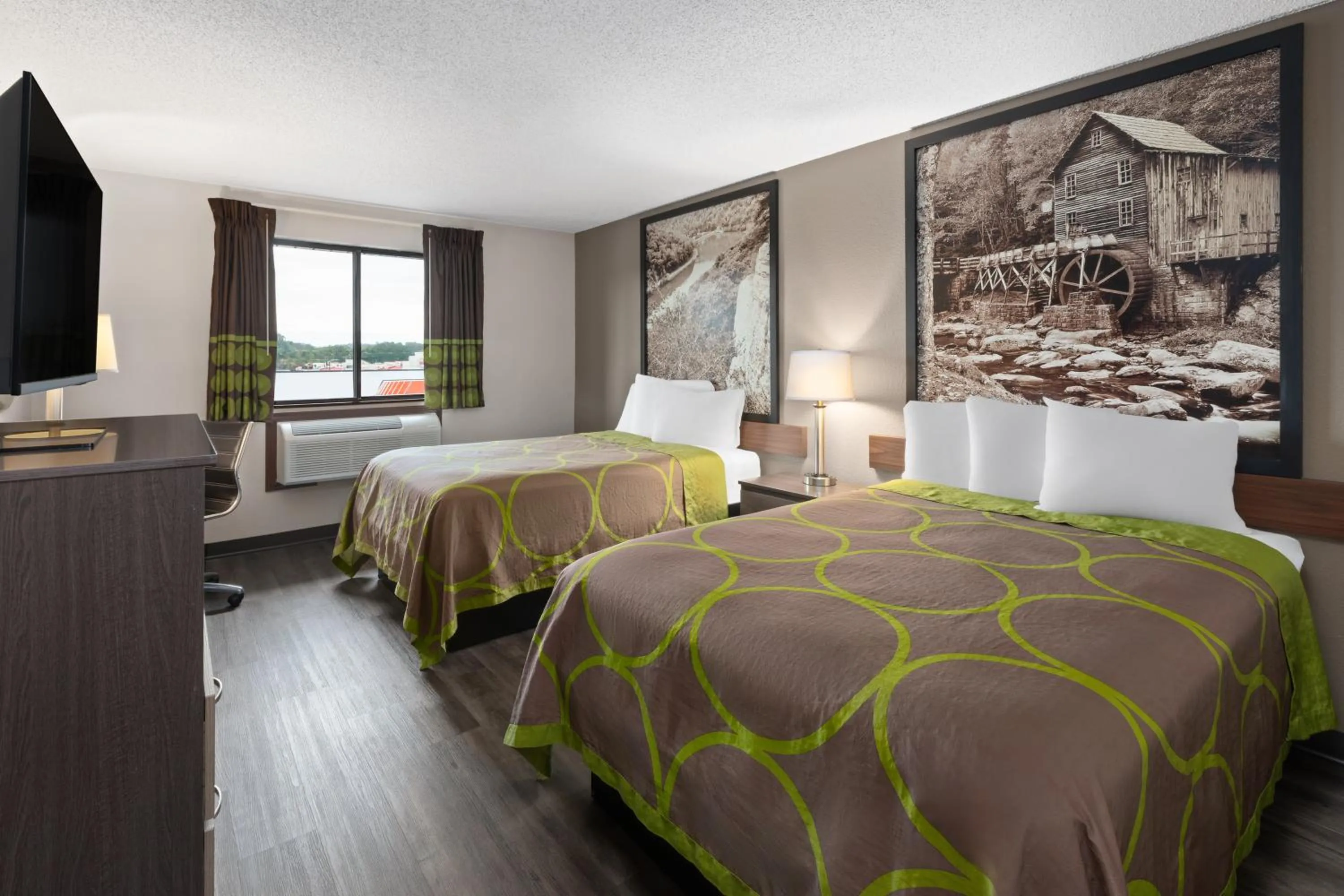 Bedroom, Bed in Super 8 by Wyndham Summersville - New River National Park