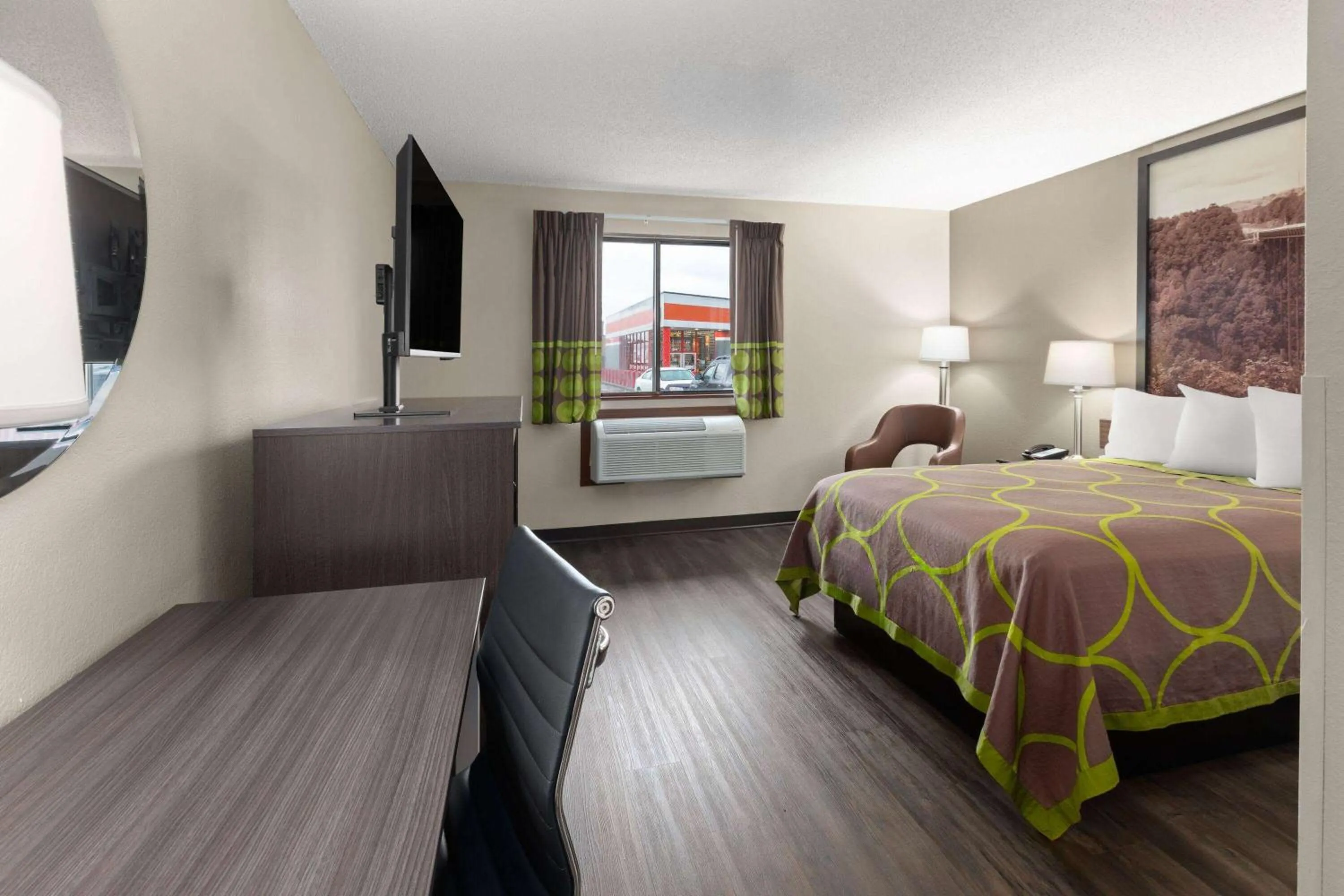 Photo of the whole room, Bed in Super 8 by Wyndham Summersville - New River National Park