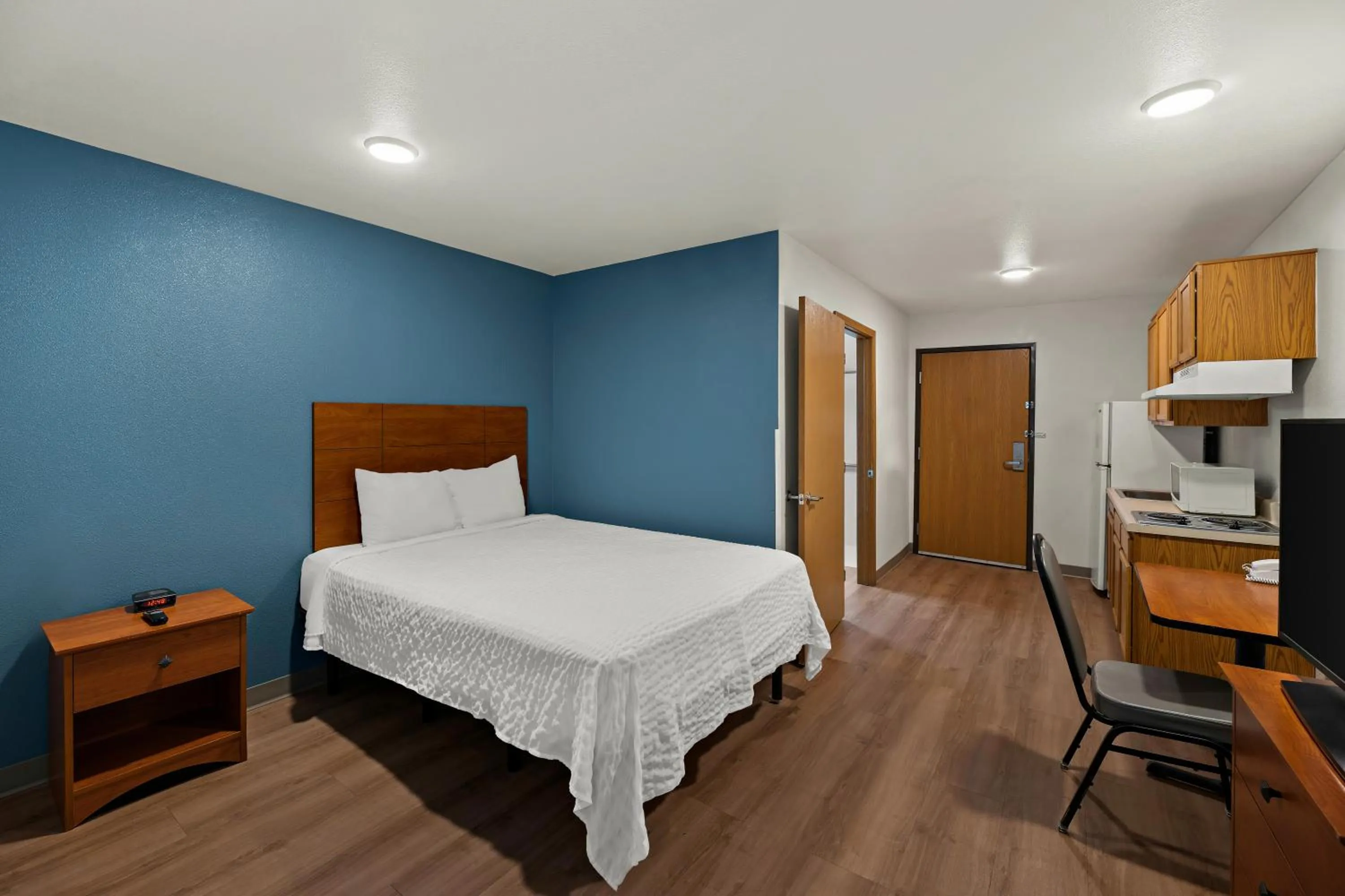 Photo of the whole room, Bed in WoodSpring Suites El Paso