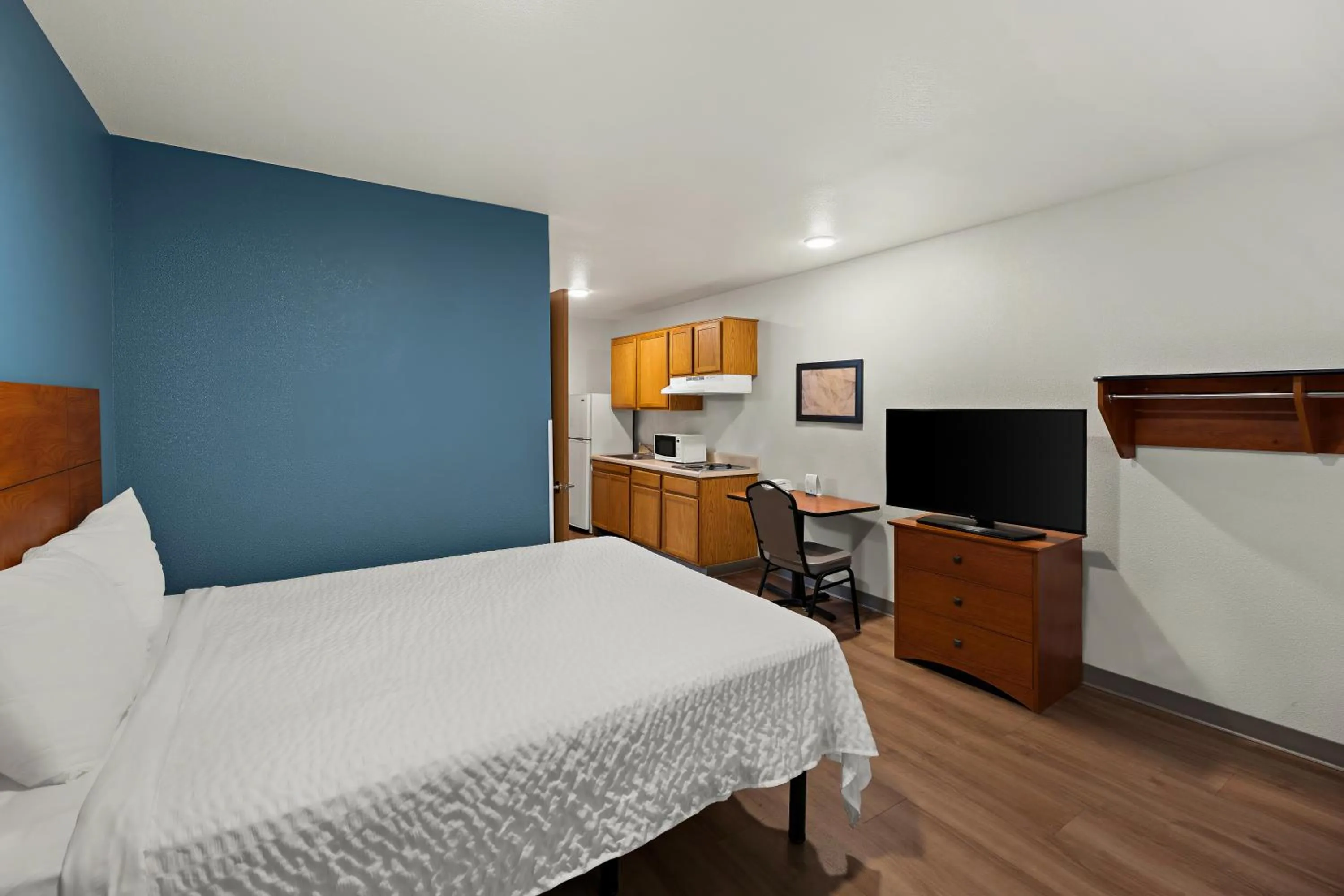 Bedroom, Bed in WoodSpring Suites El Paso