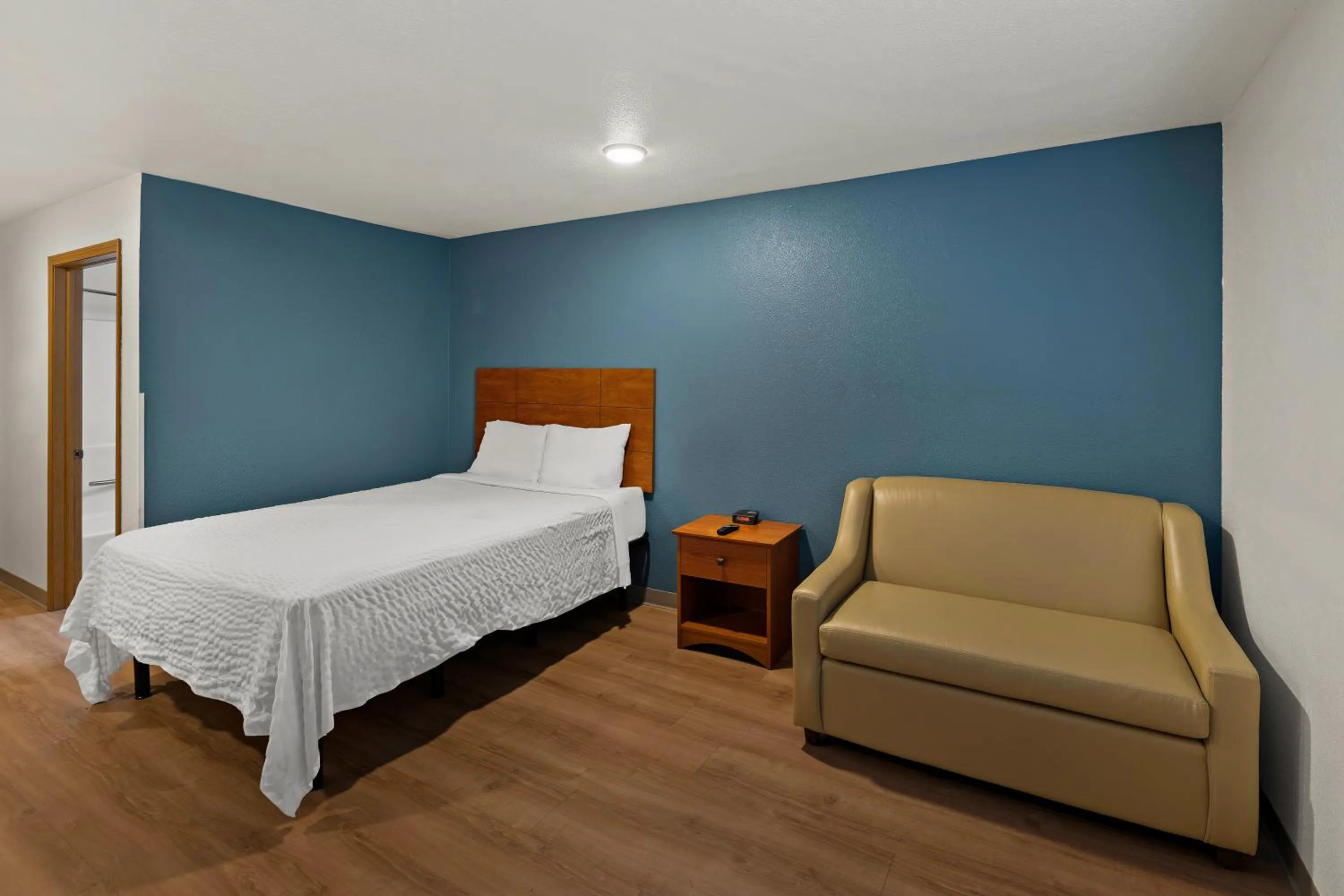 Bedroom, Bed in WoodSpring Suites El Paso