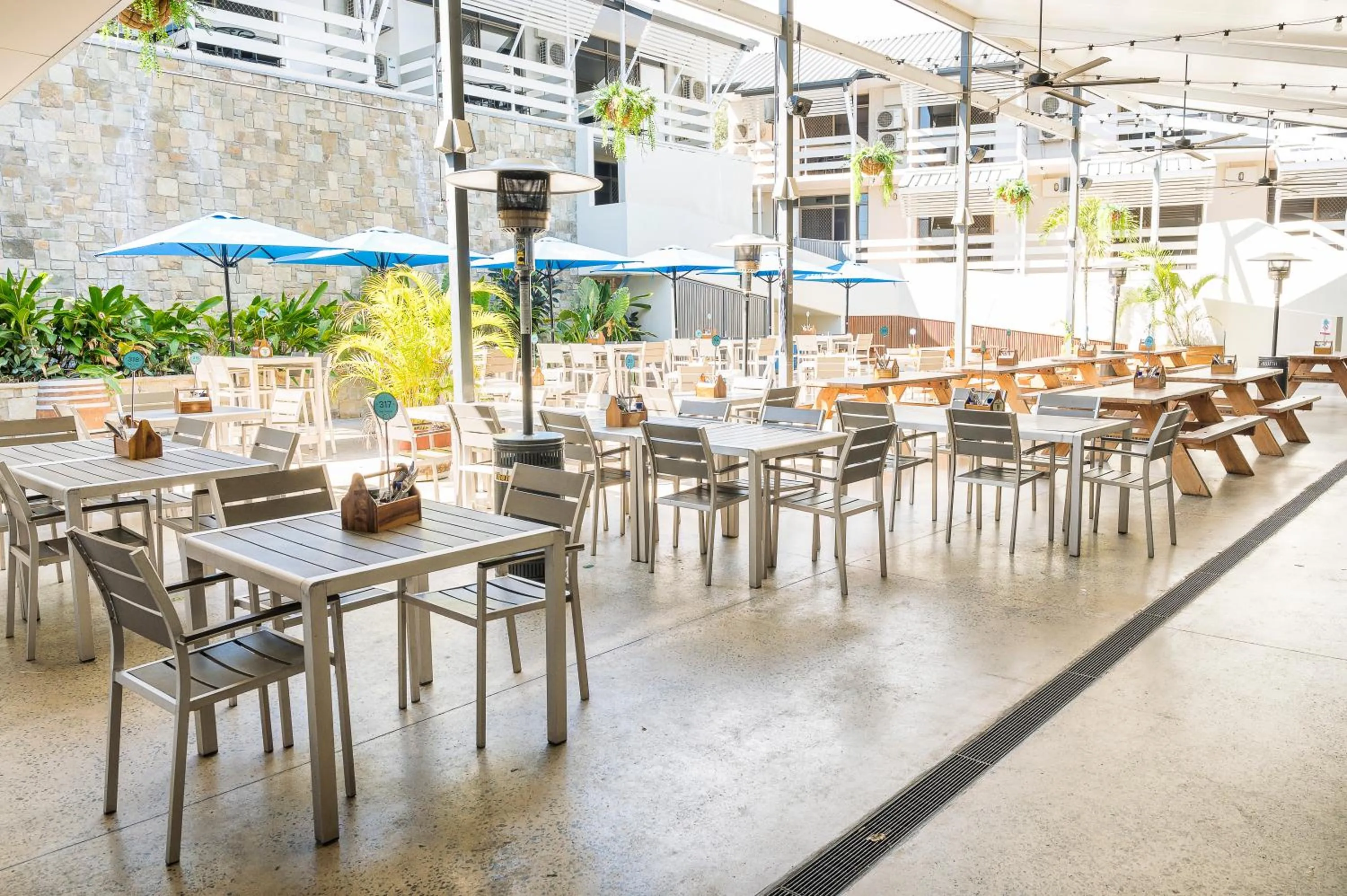 Restaurant/places to eat in Reef Gateway Hotel