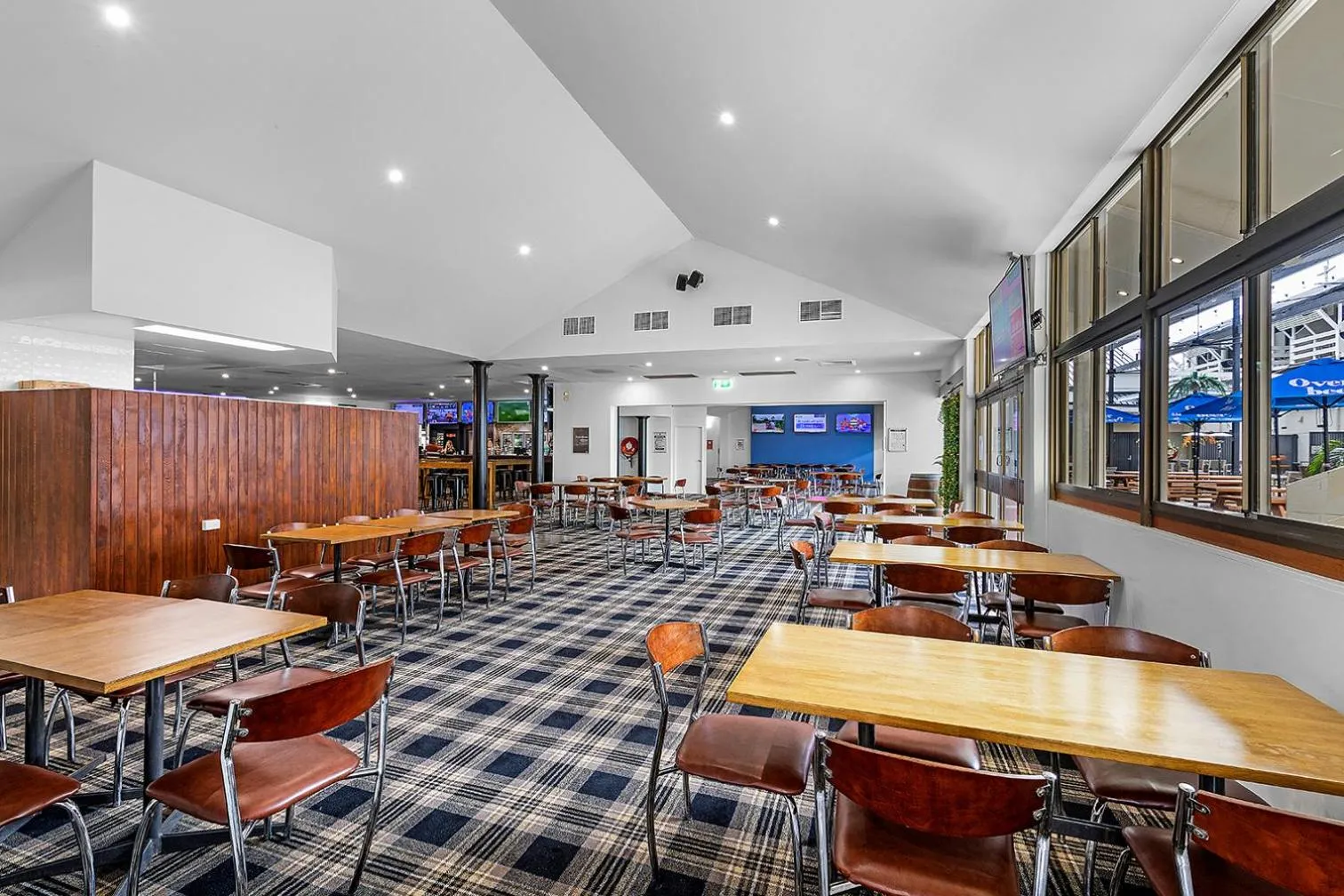 Restaurant/places to eat in Reef Gateway Hotel