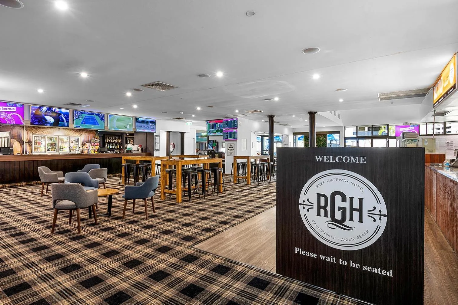 Restaurant/places to eat in Reef Gateway Hotel