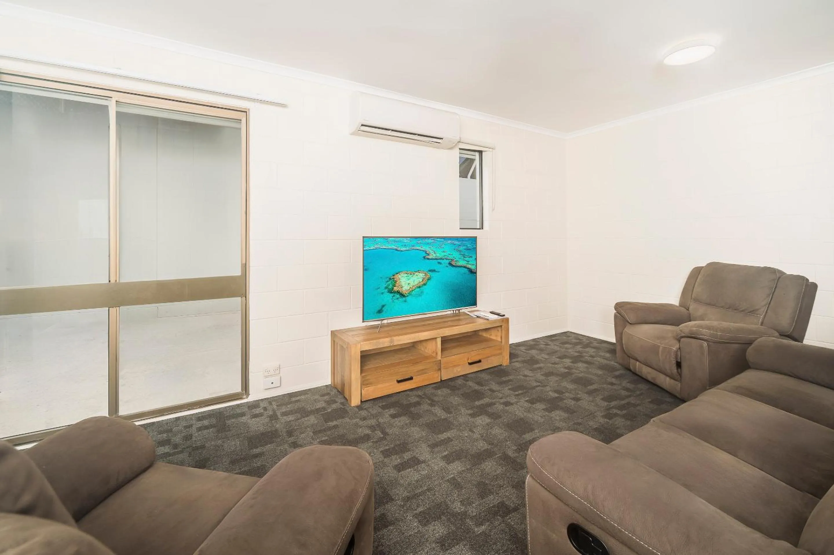TV and multimedia in Reef Gateway Hotel