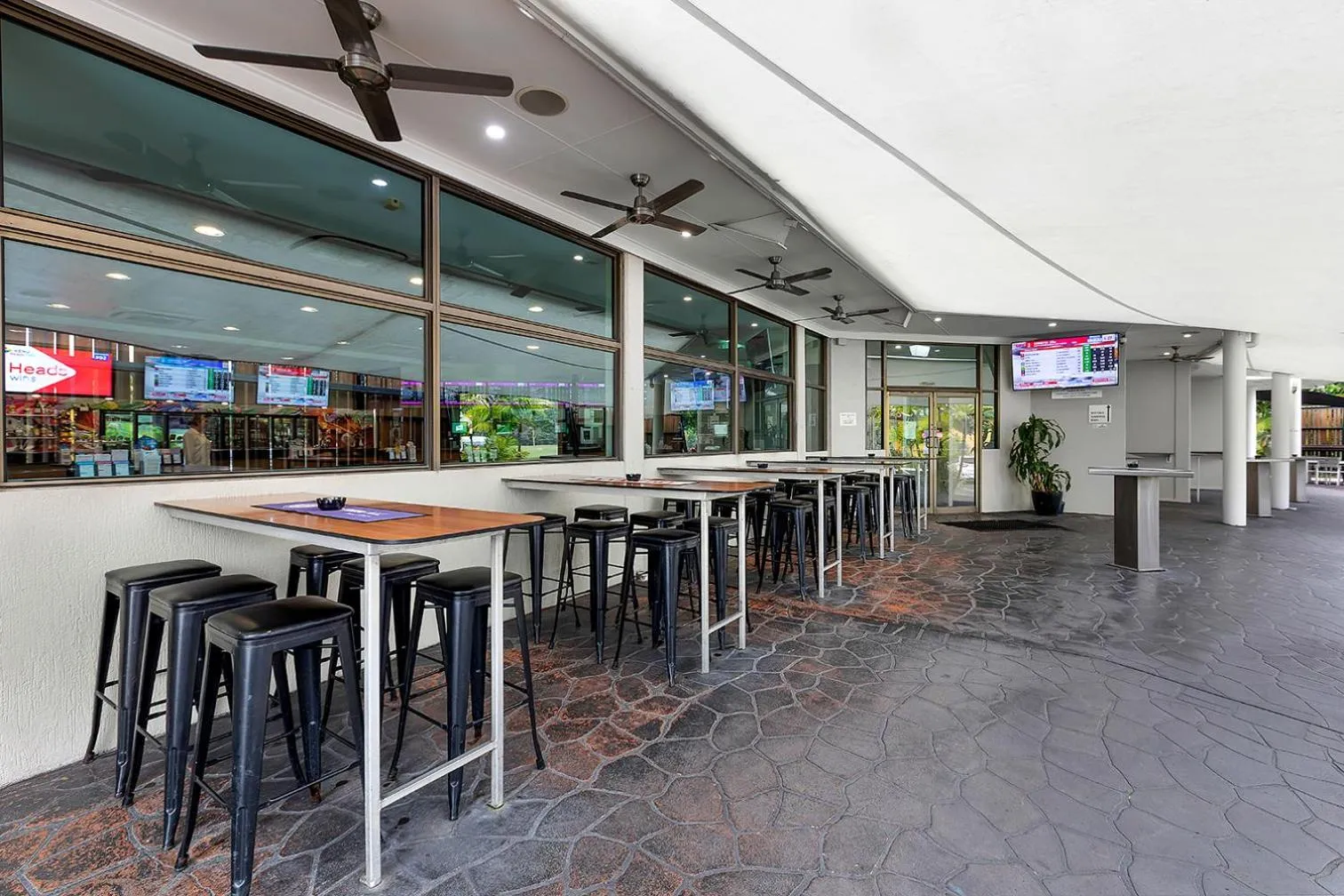 Restaurant/places to eat in Reef Gateway Hotel