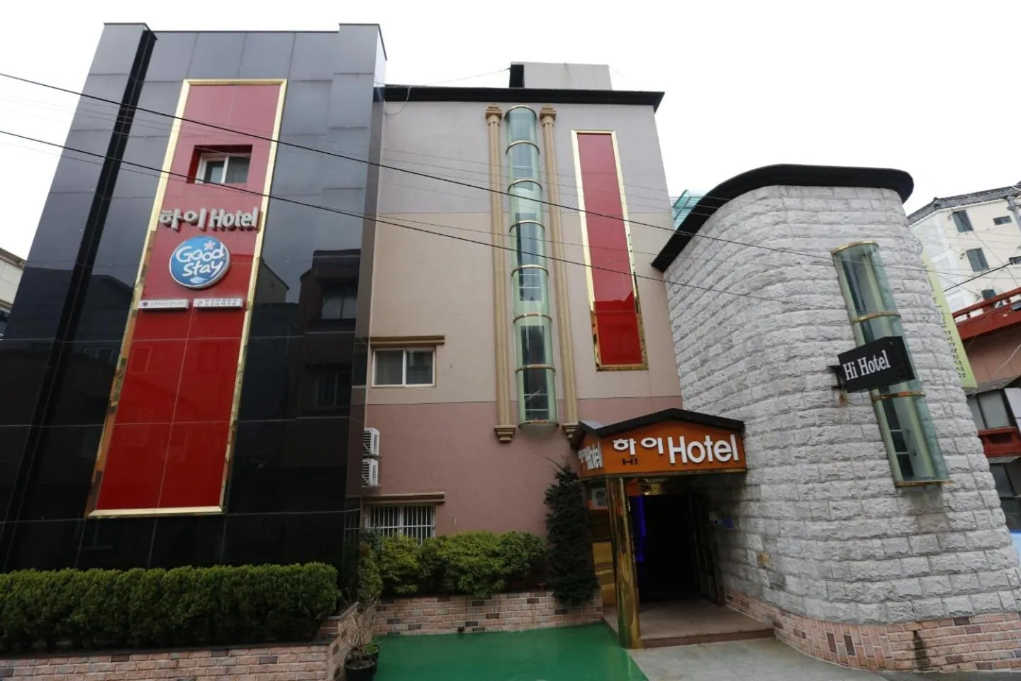 Facade/entrance in Hi Hotel