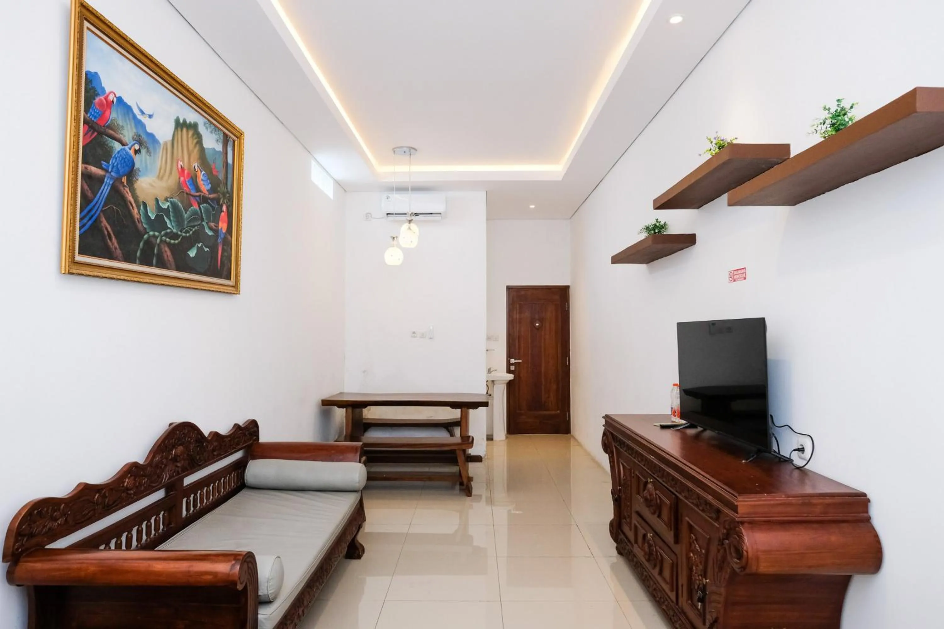 Seating area in Urbanview Hotel Dommy Yogyakarta by RedDoorz